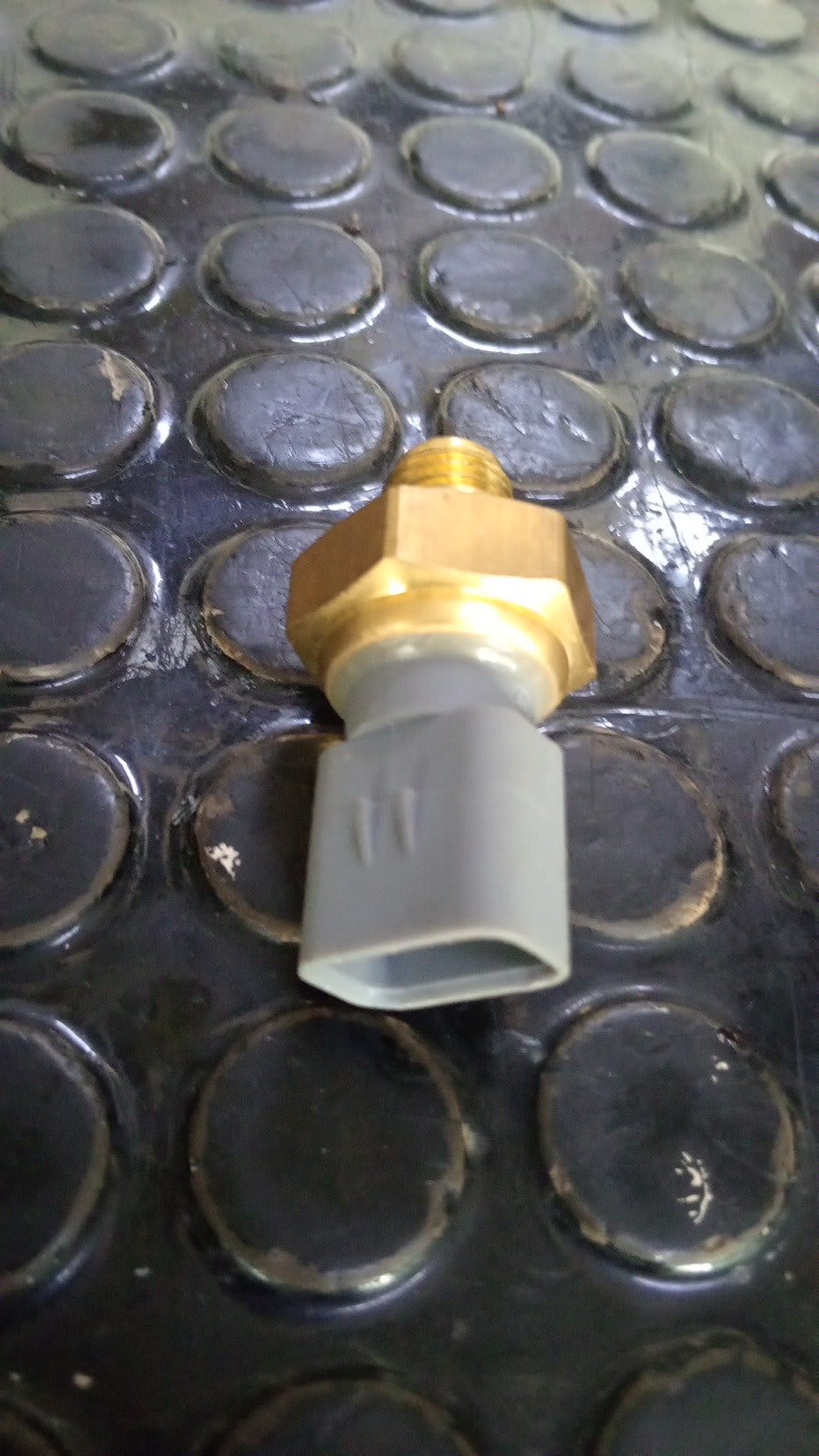 Title: Heavy Machinery Coolant / Oil Temperature Sensor (Sender)