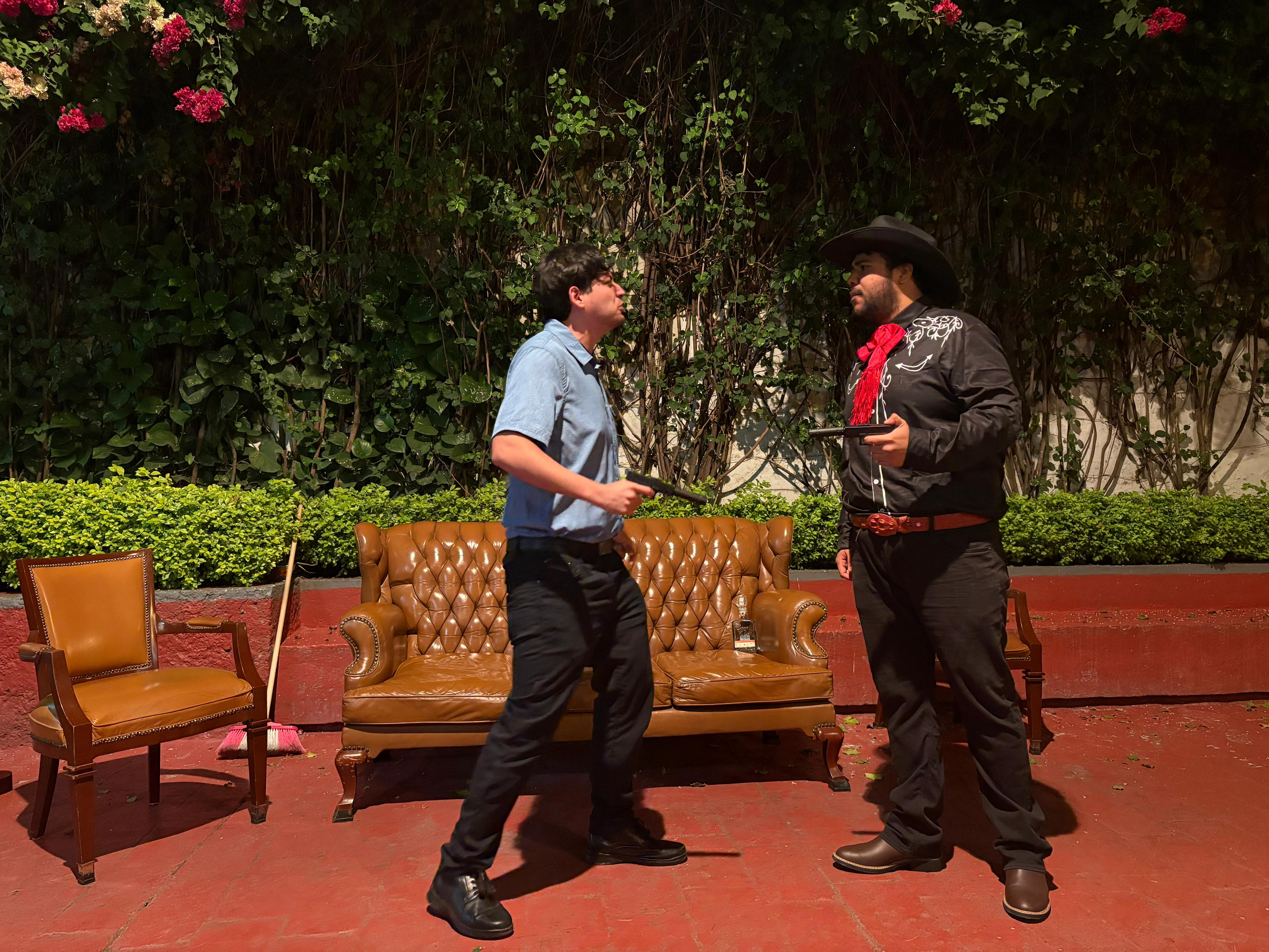 Dos gallos en apuros 