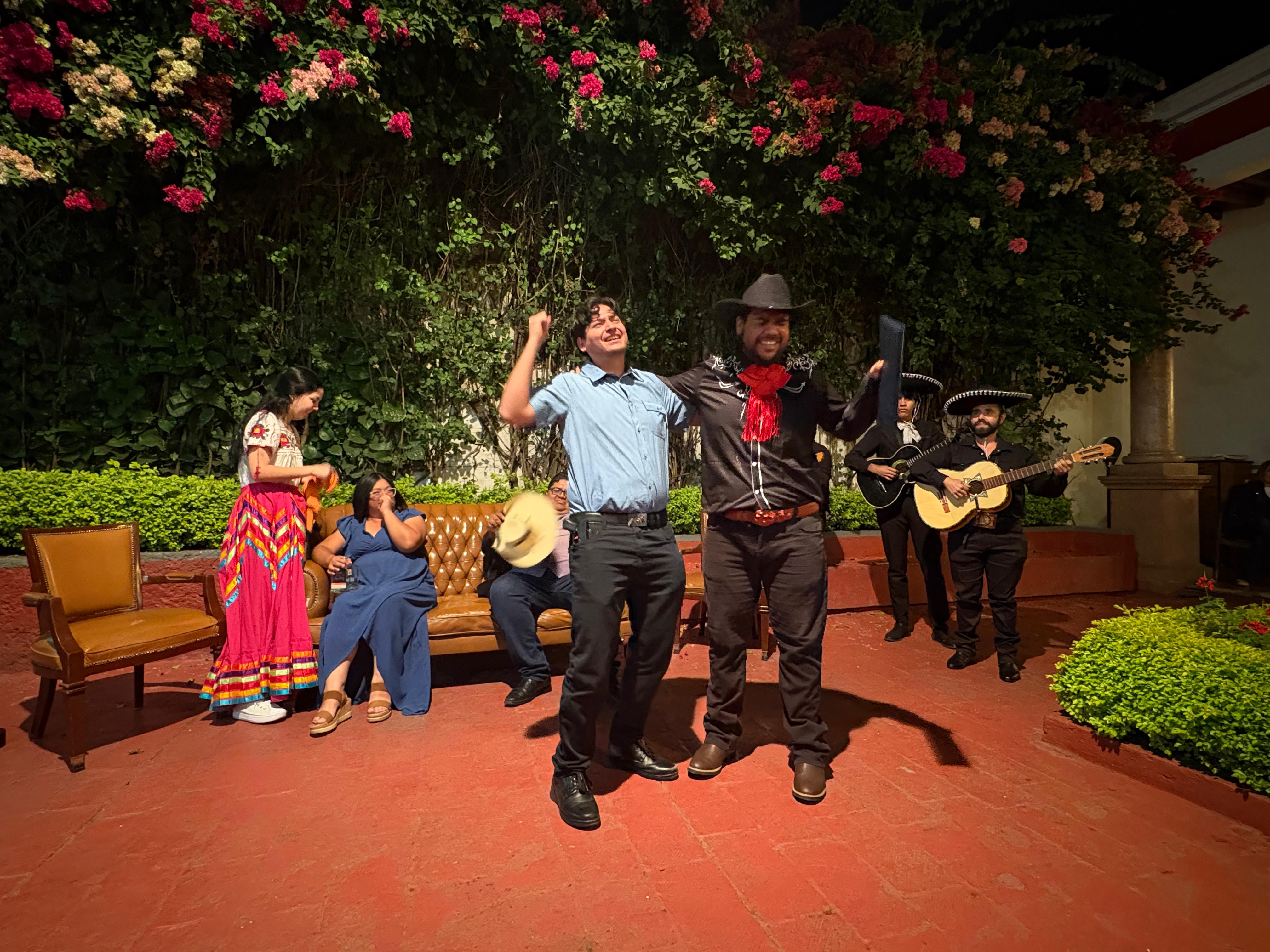 Dos gallos en apuros 