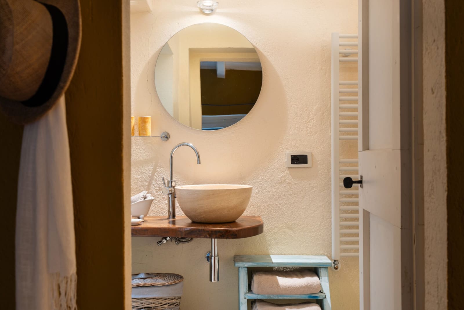 Villa Vetrichina — a bathroom