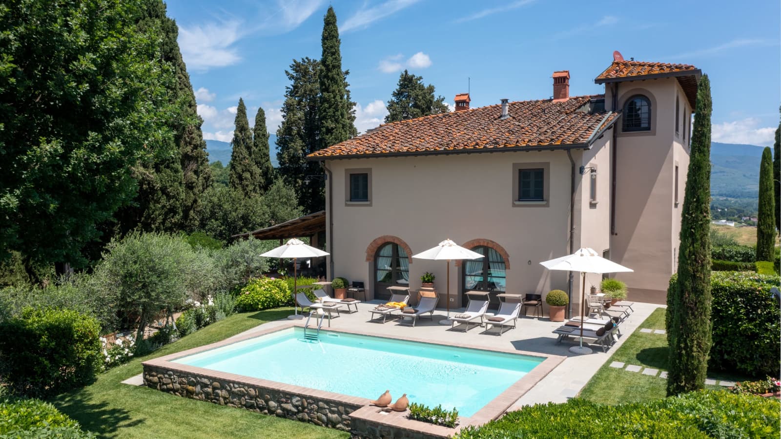 Villa Il Colto — the pool and parasols