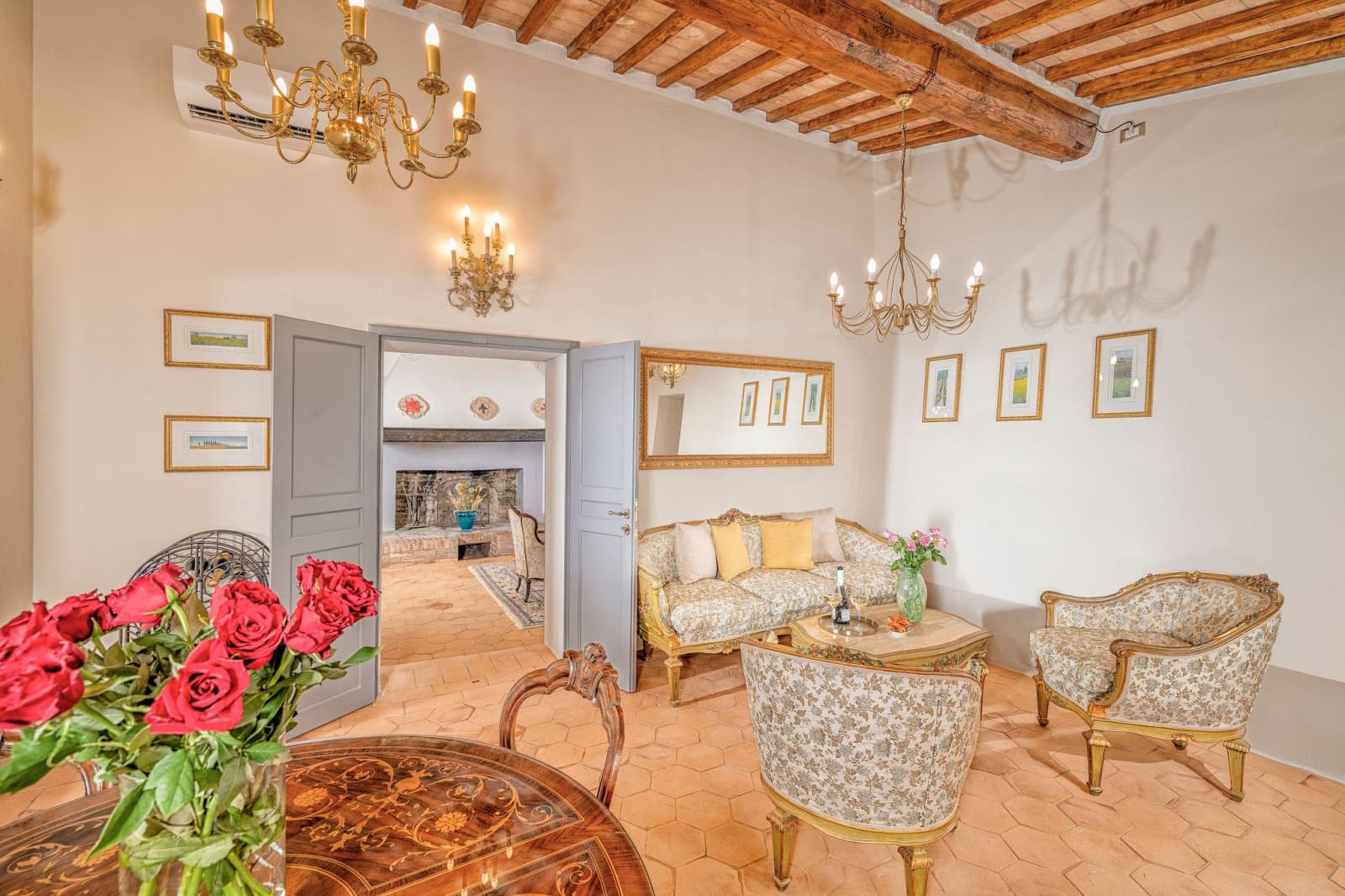 Villa Poggio d'Oro — a salon hung with chandeliers