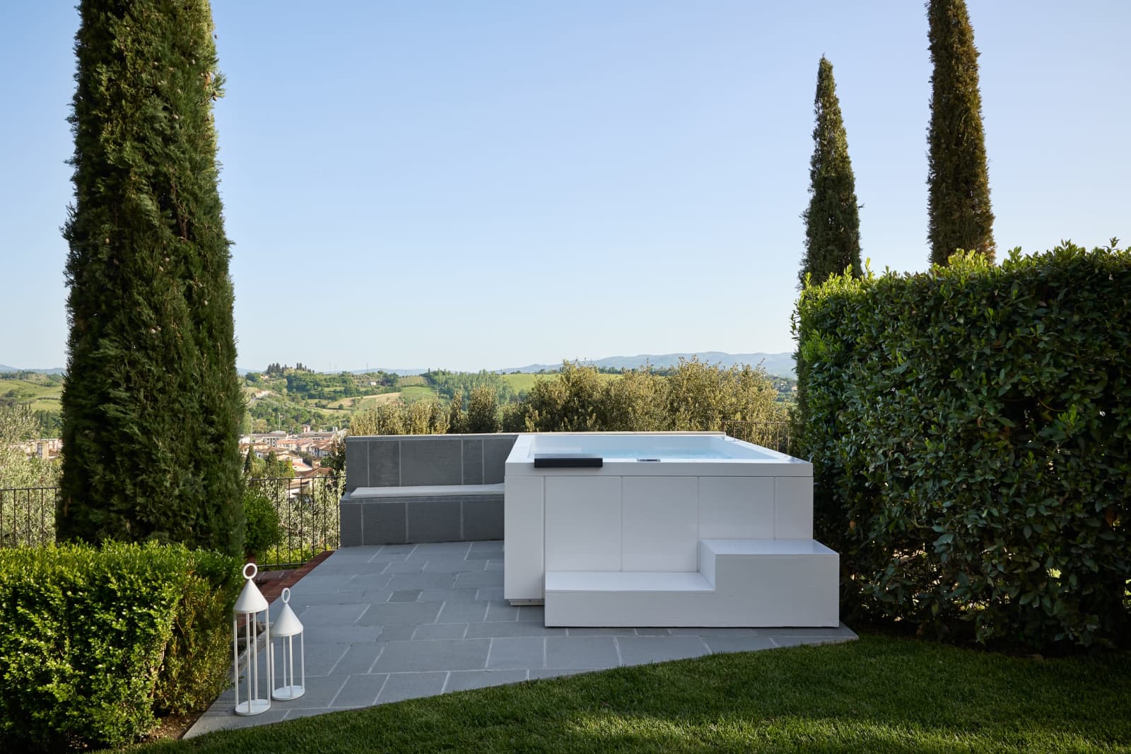 Villa Il Colto — the outdoor hot tub and the view