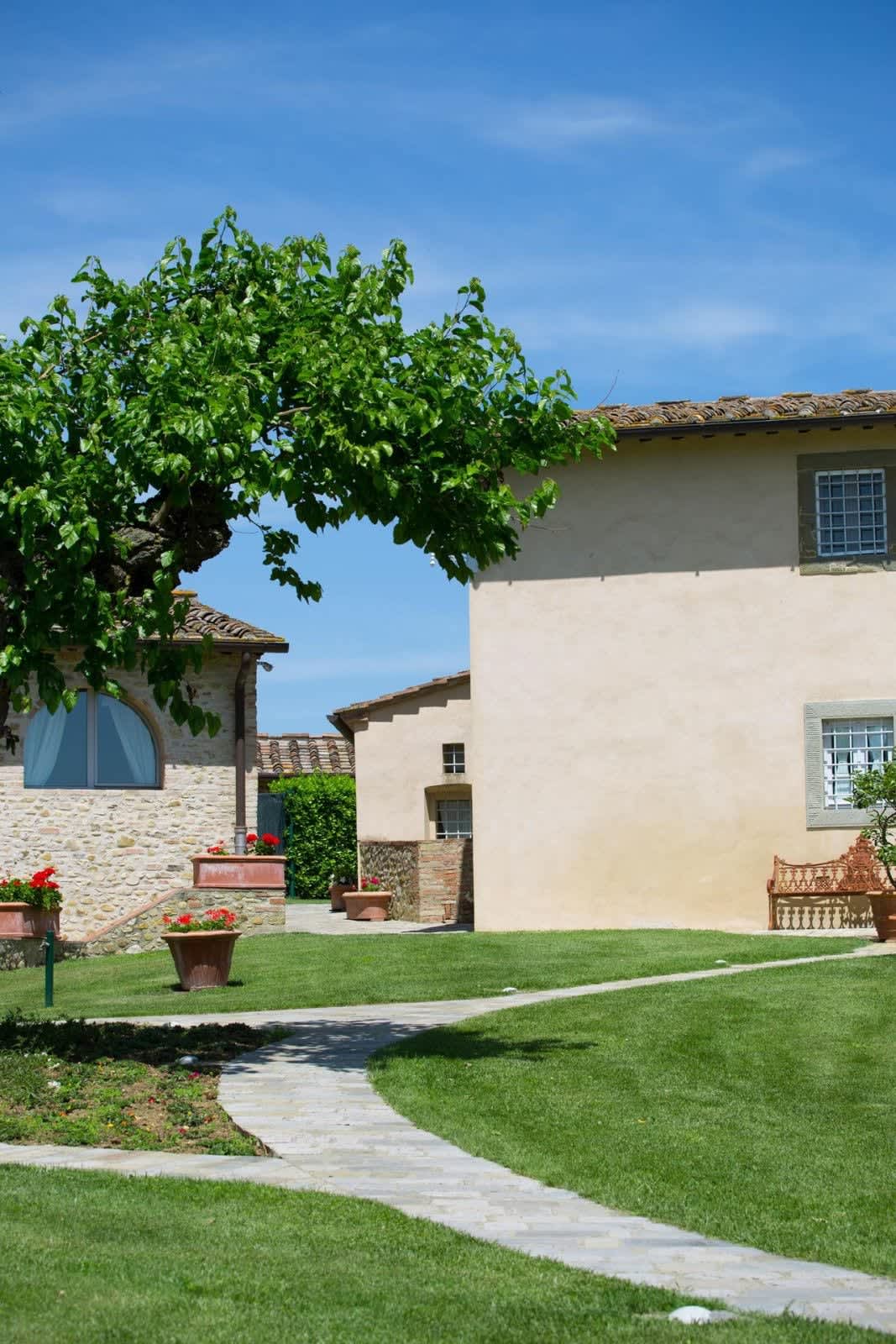 Villa Fornacella — the veranda kitchen and dining table