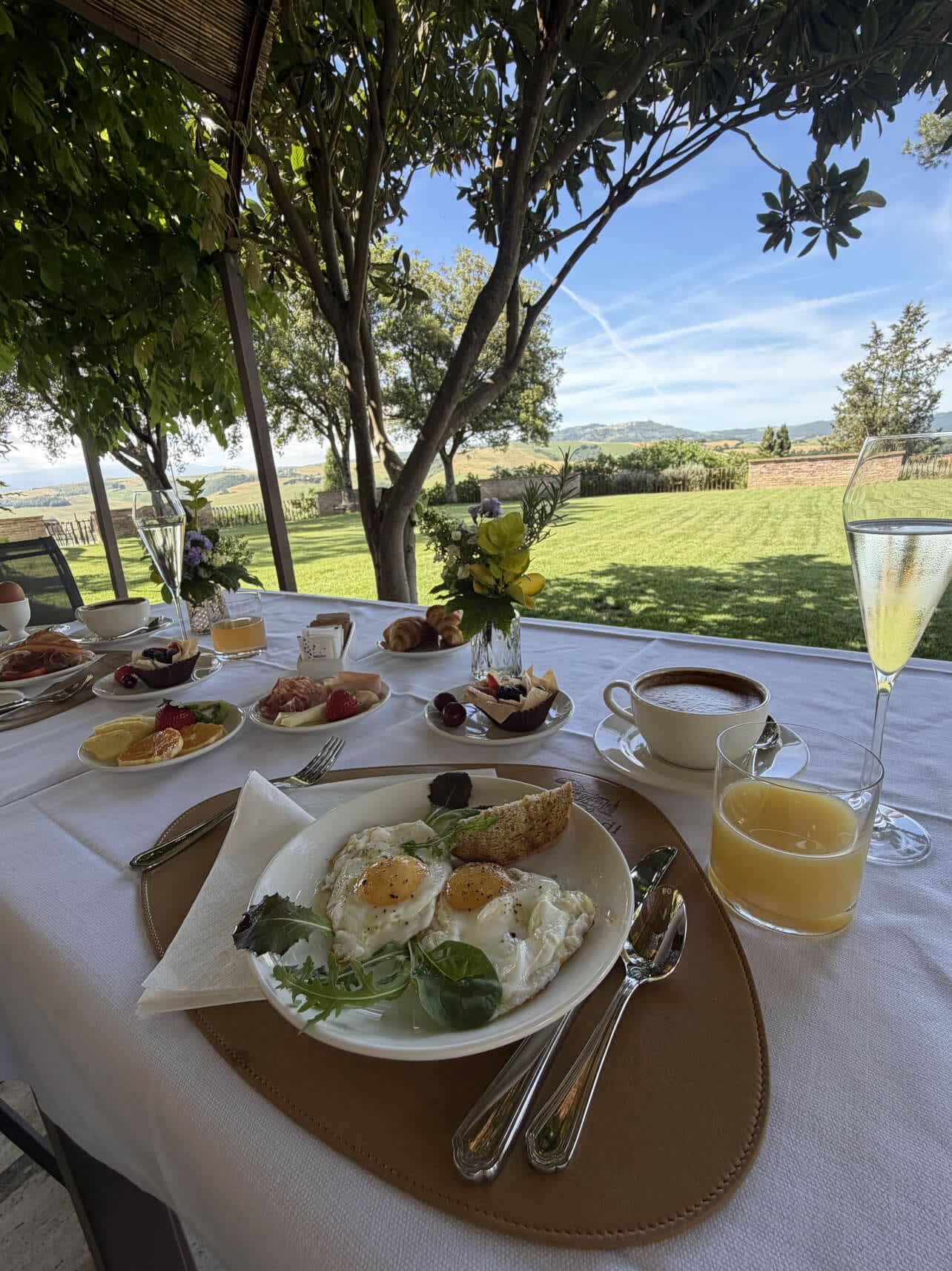 Villa Poggio d'Oro — breakfast laid on the terrace