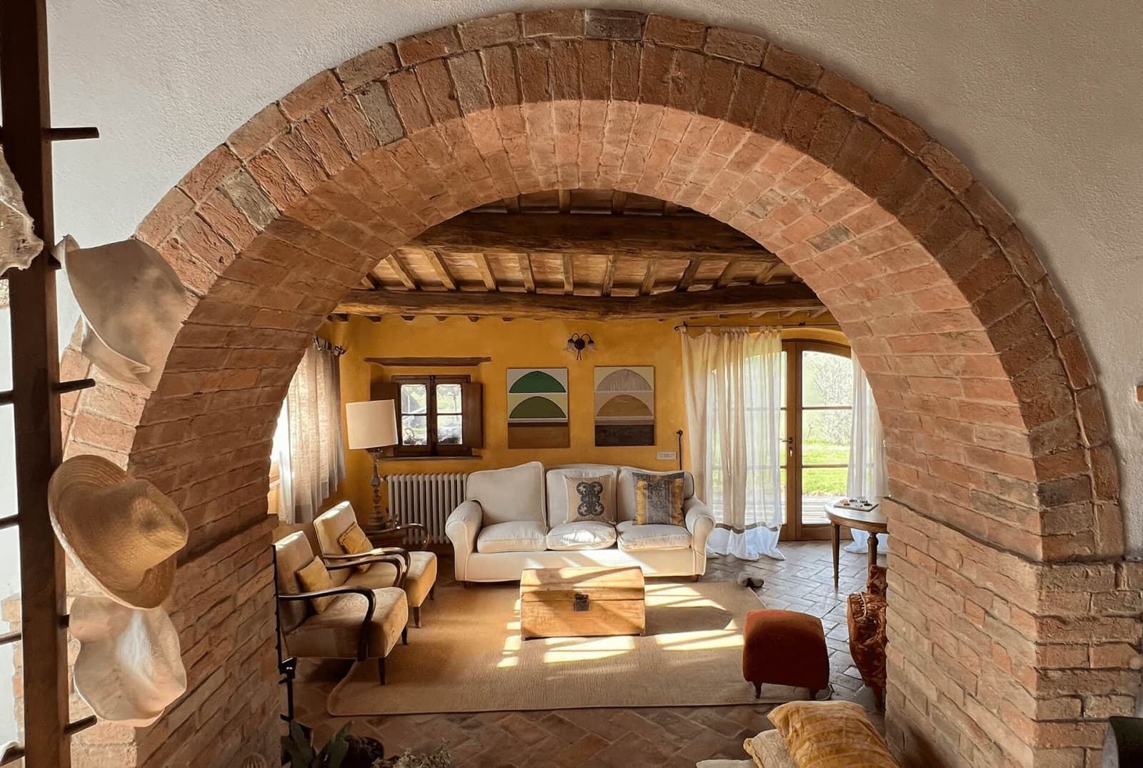 Villa delle Sorelle — the living room through a brick arch