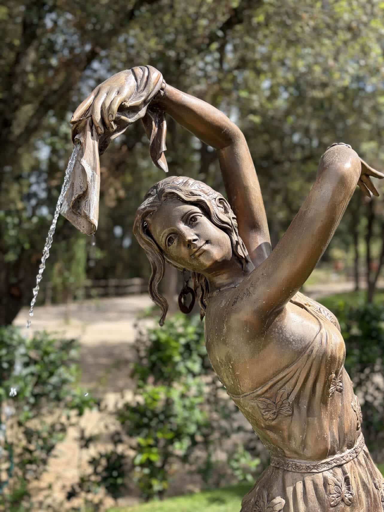 Villa Poggio d'Oro — a bronze statue beside the pool