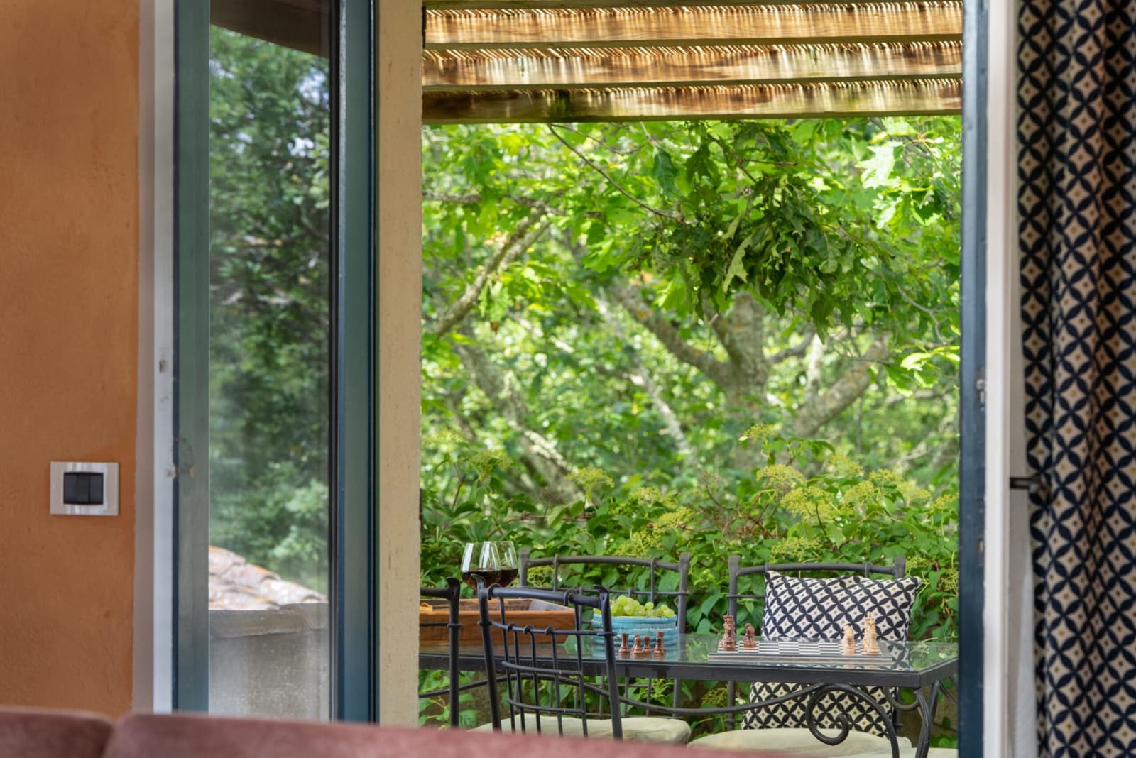 Villa Vetrichina — the shaded dining terrace