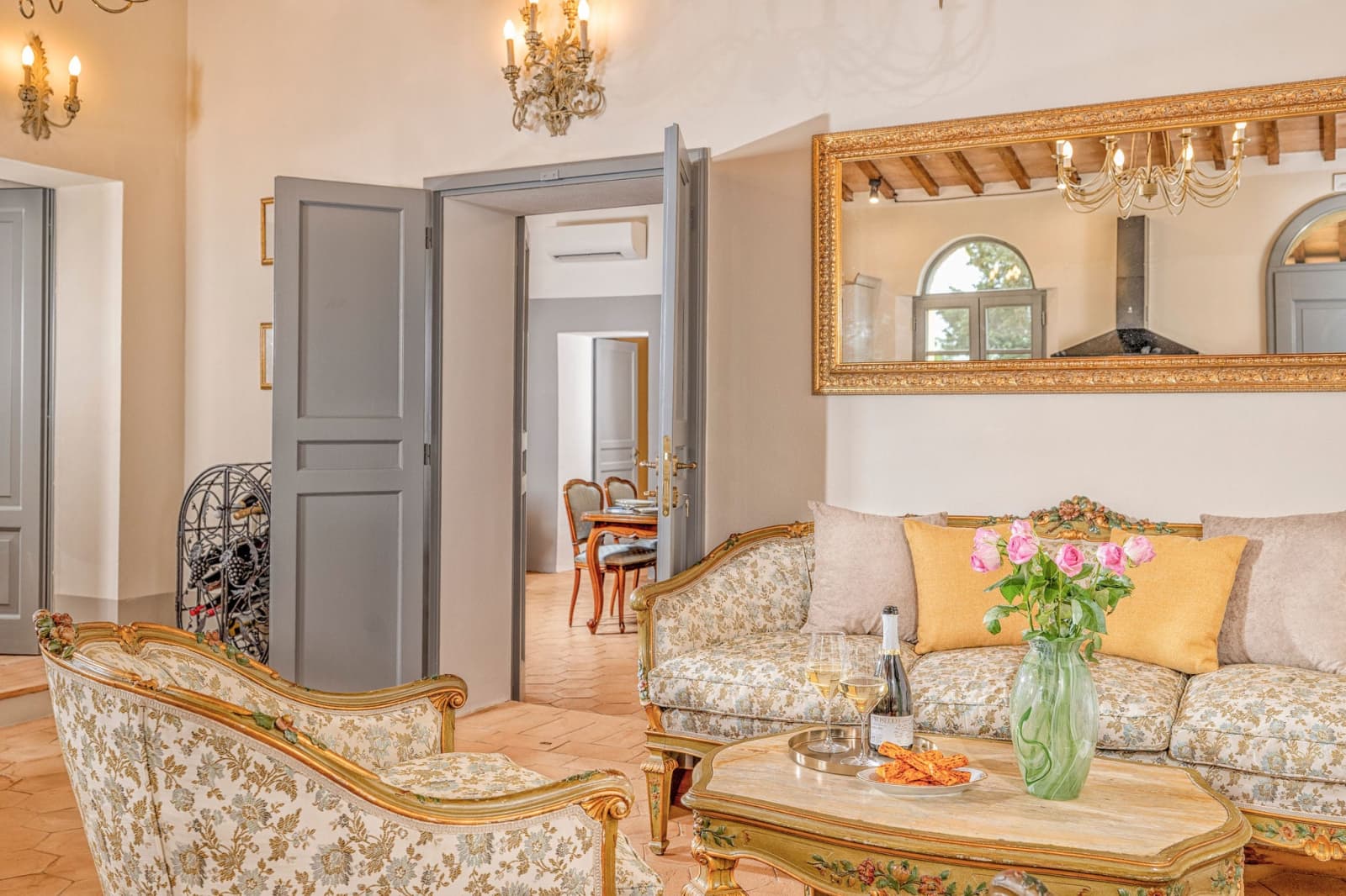 Villa Poggio d'Oro — a sitting room with a gilded sofa