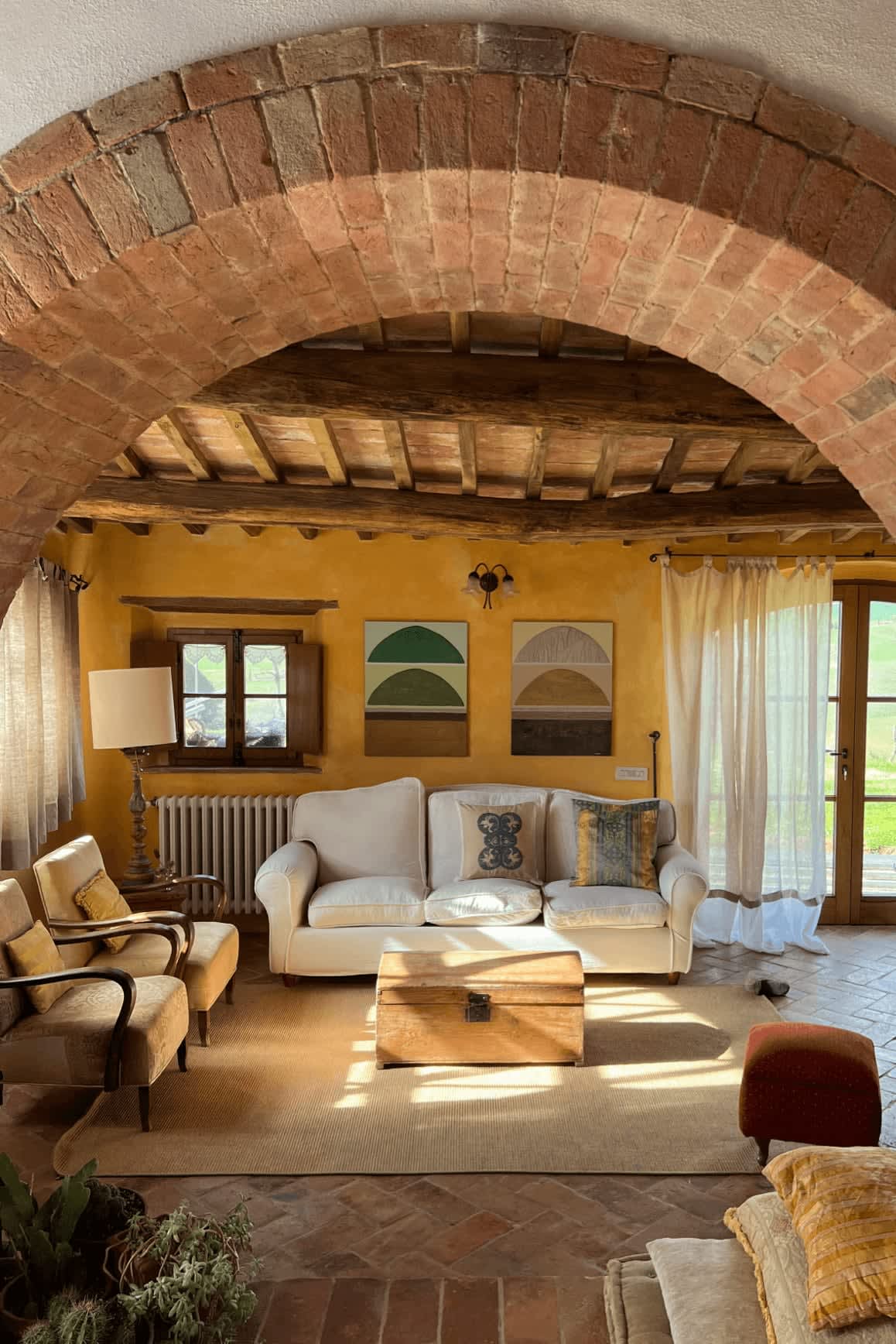 Villa delle Sorelle — the living room with its fireplace