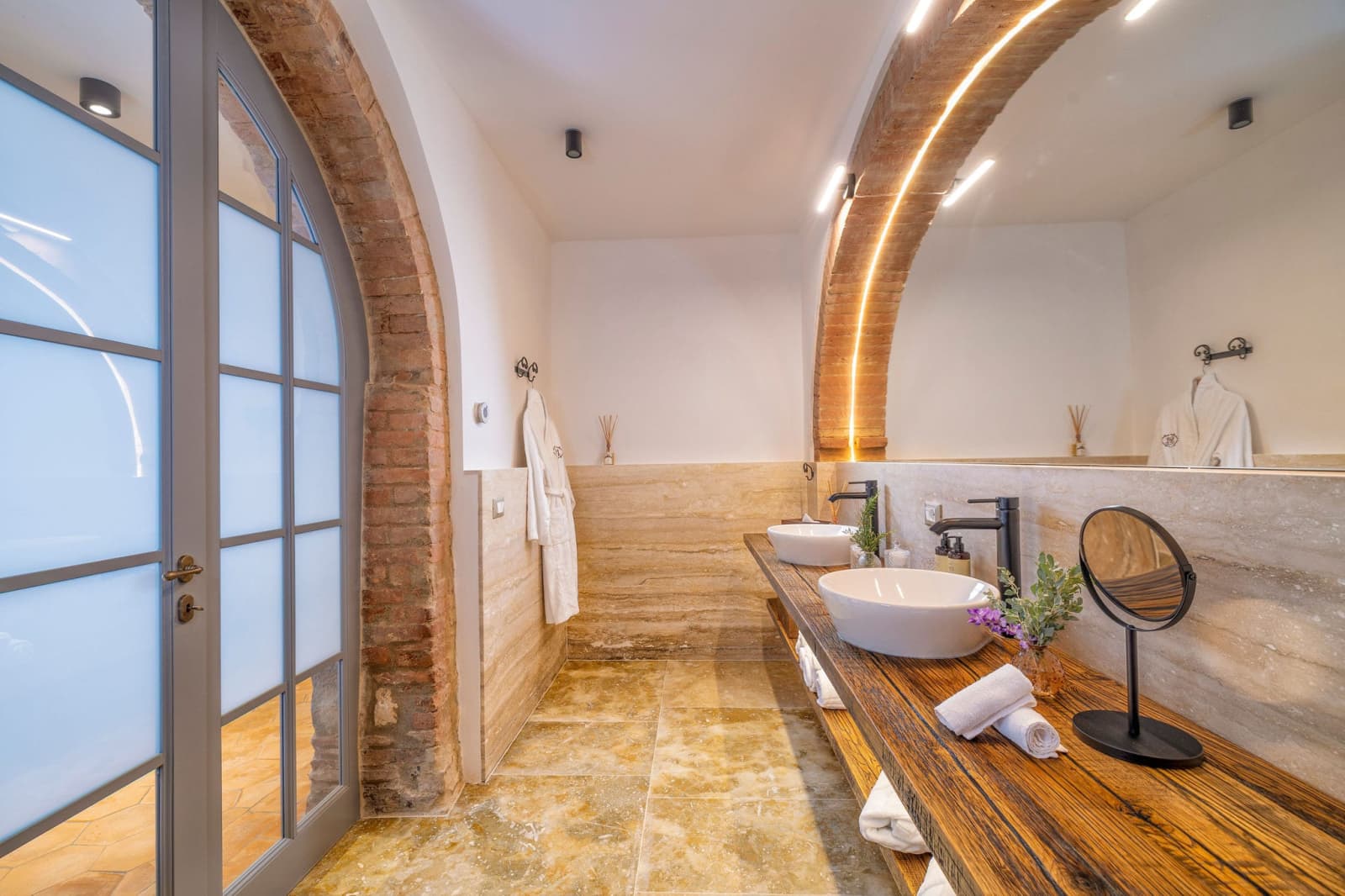 Villa Poggio d'Oro — a vessel basin beneath a brick arch