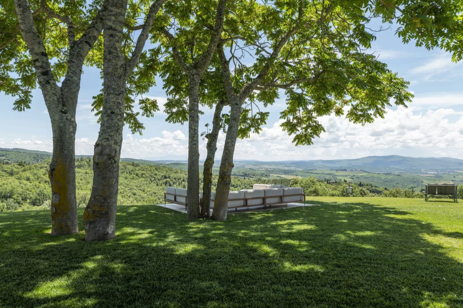 Villa Il Cellese — shade trees on the lawn above the valley