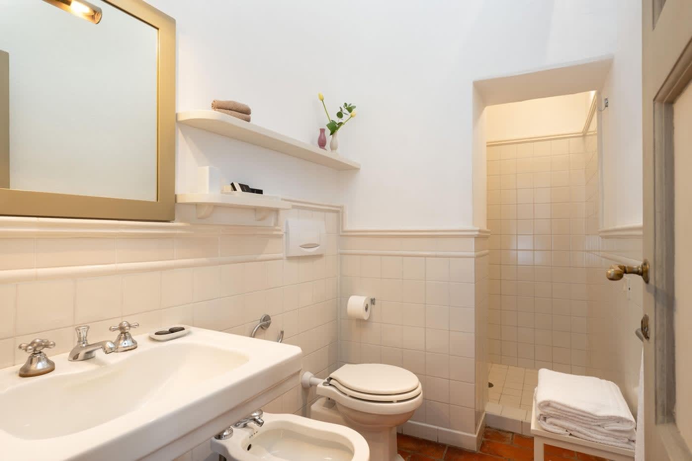 Villa Castellaro — an en-suite bathroom