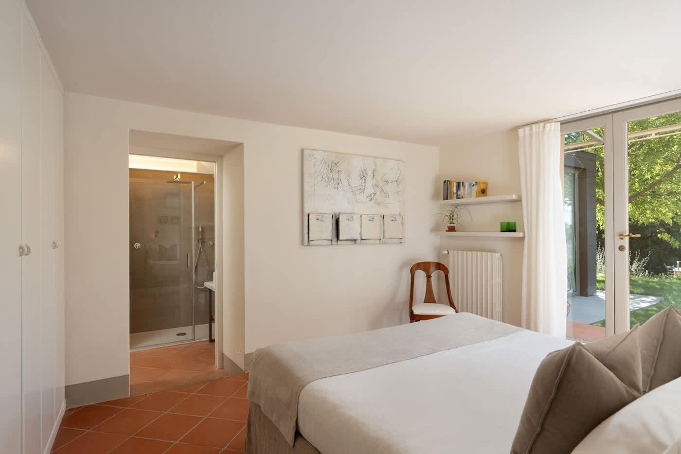 Casa Lilia — a bedroom with its shower room beyond