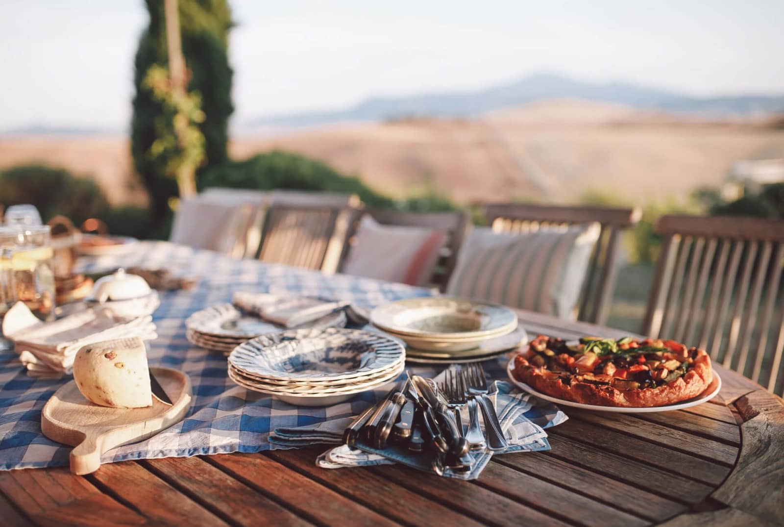 Villa delle Sorelle — breakfast on the terrace over the hills