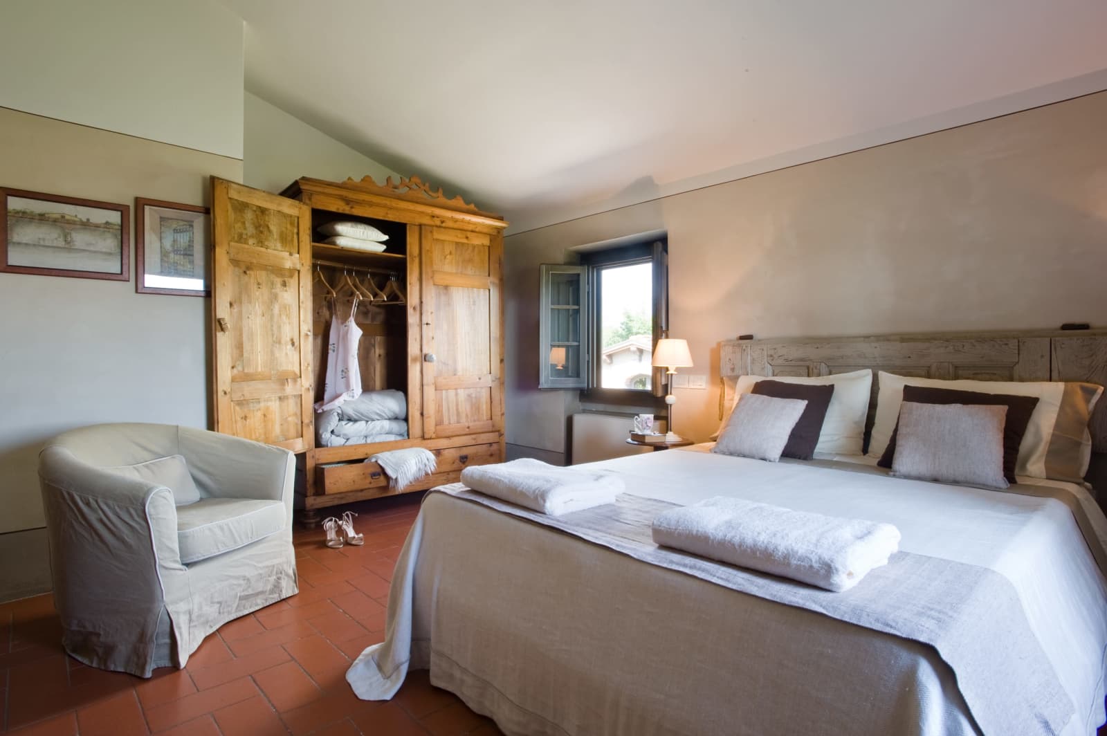 Villa Il Colto — a beamed bedroom