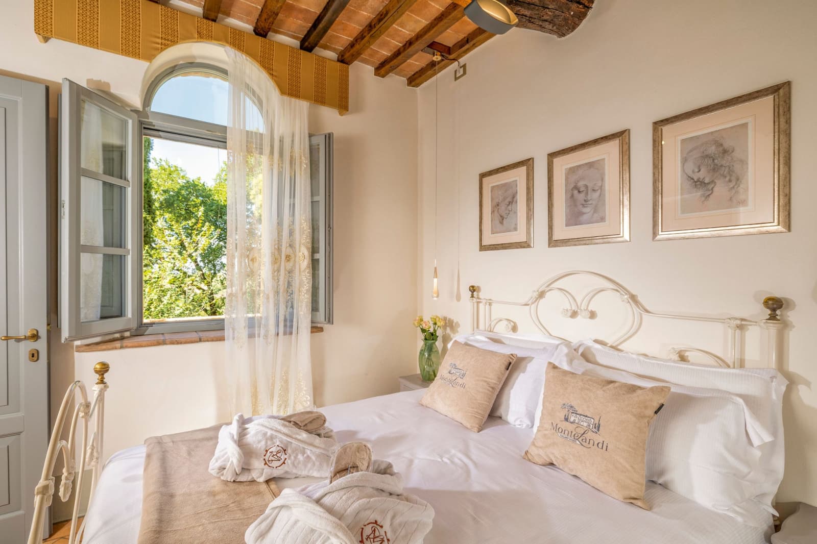 Villa Poggio d'Oro — a white bed below an arched window