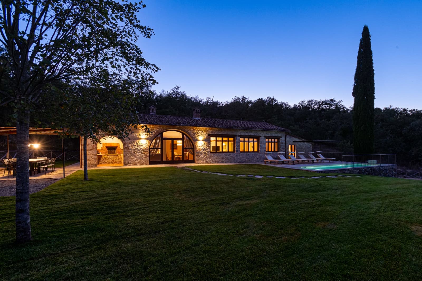 Casa Faraonia — the stone house at dusk