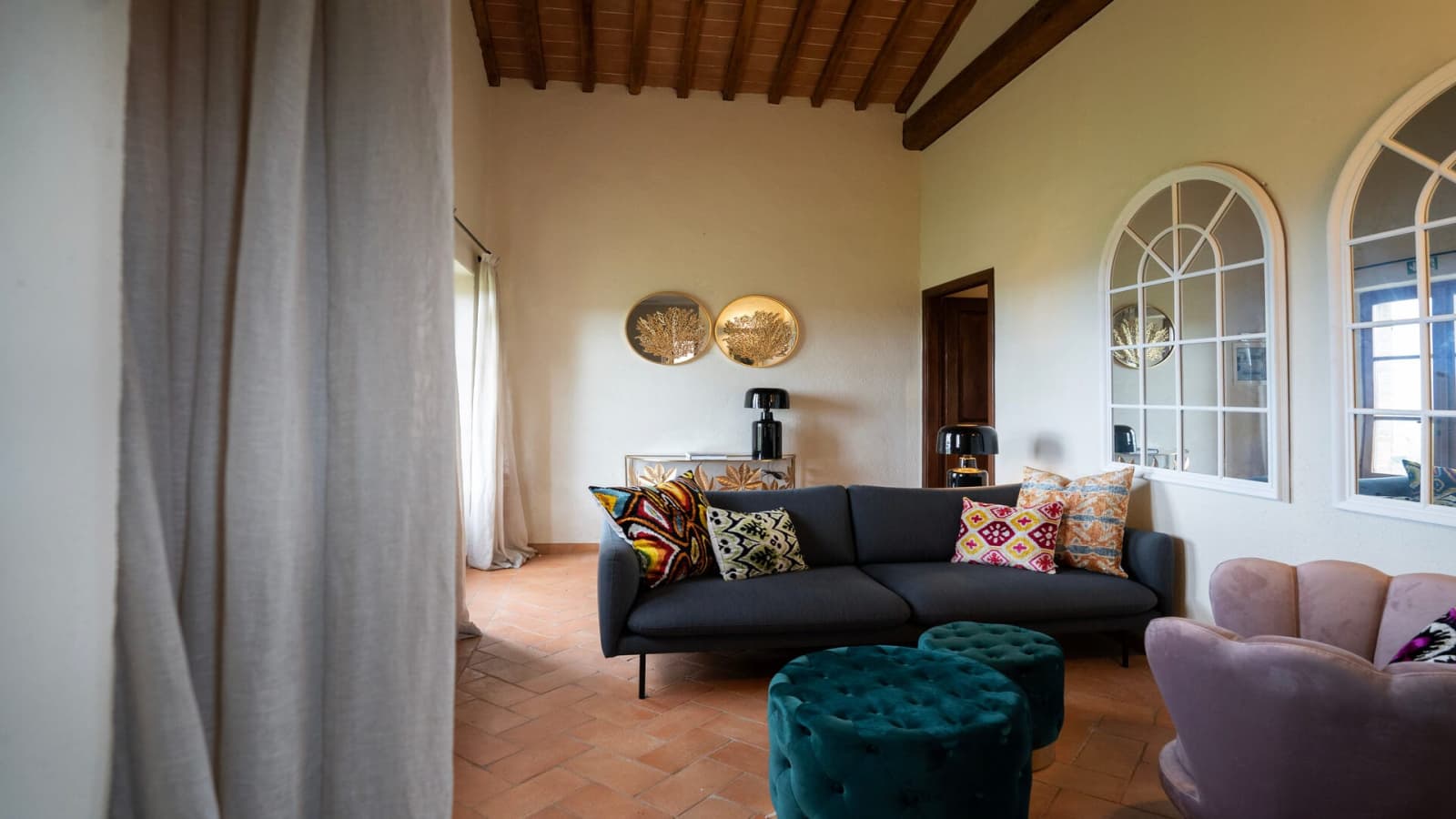 Villa Il Cellese — the sitting area by the arched windows