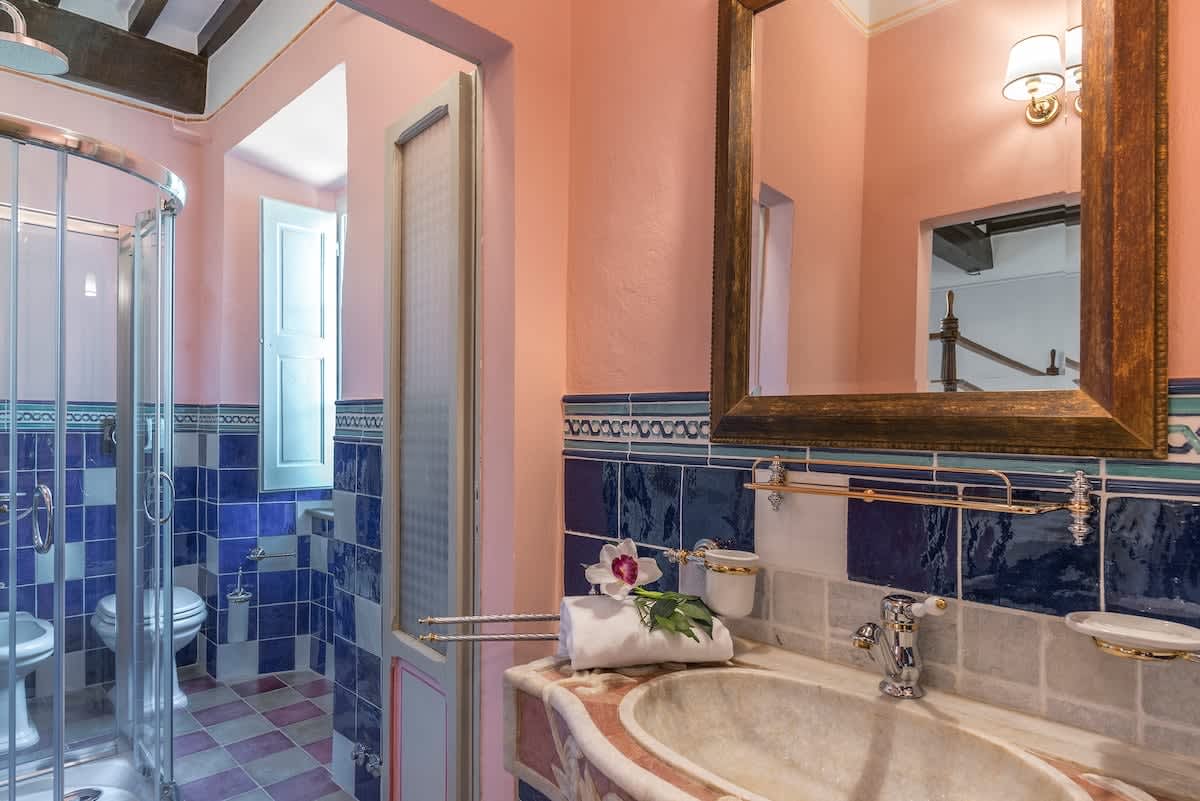 Villa della Cappella — an en-suite bathroom with blue mosaic tiling