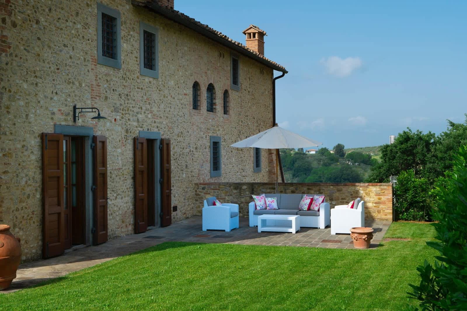 Podere Pianoro — the villa and its lawn