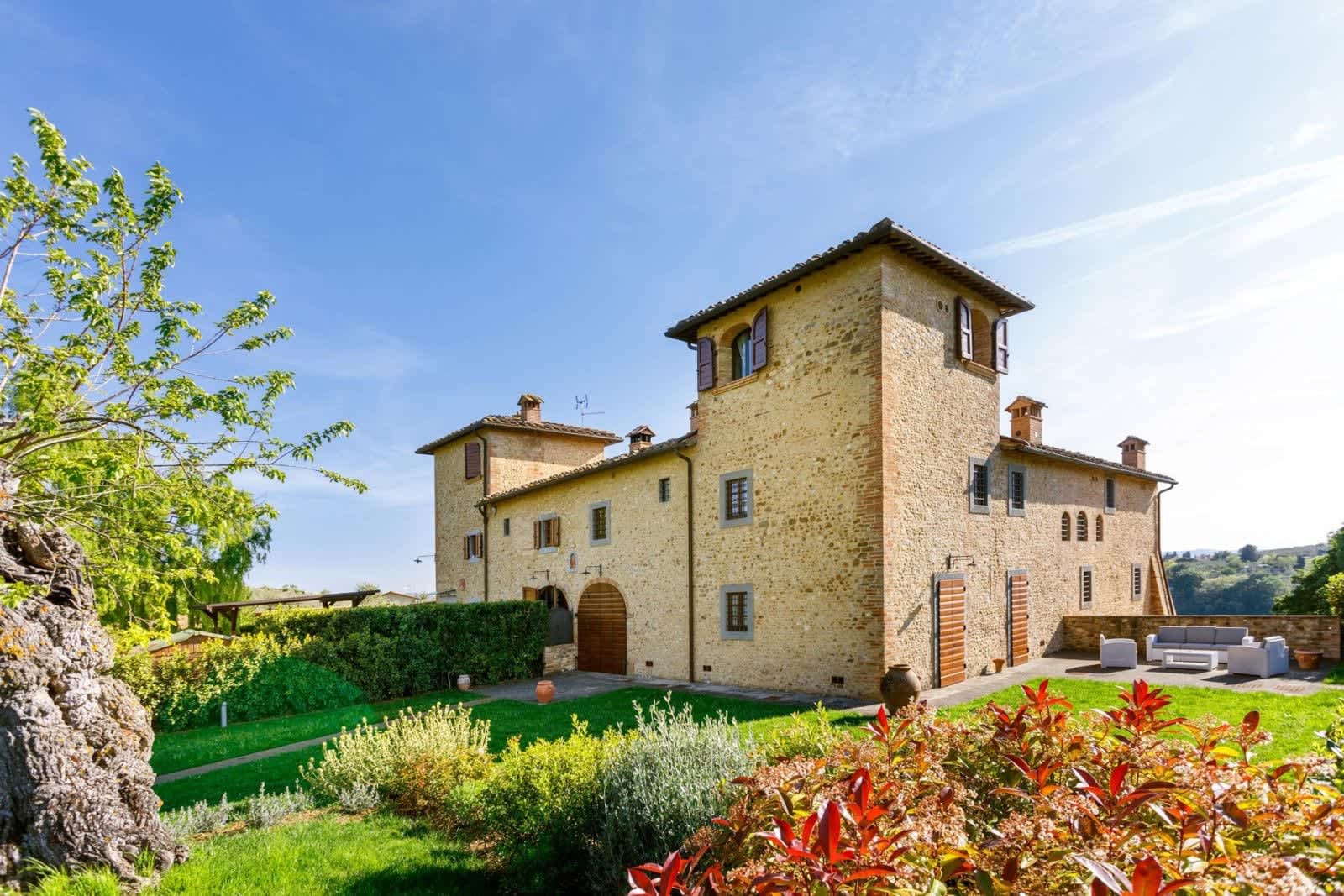 Podere Pianoro — the villa above the pool