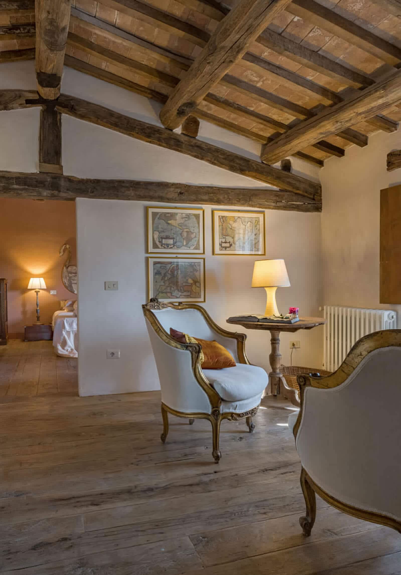 Villa delle Sorelle — a sitting corner with antique armchairs