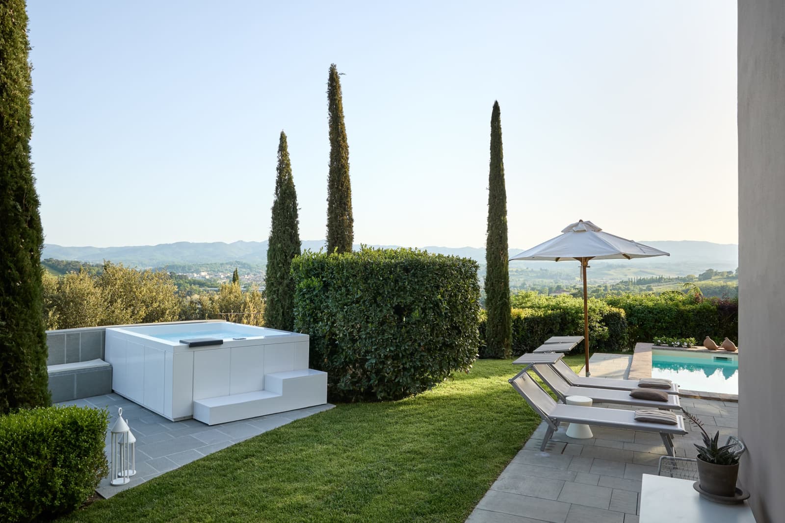 Villa Il Colto — the lawn and hot tub