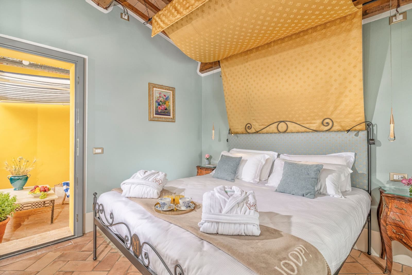 Villa Poggio d'Oro — a bedroom with pale blue walls