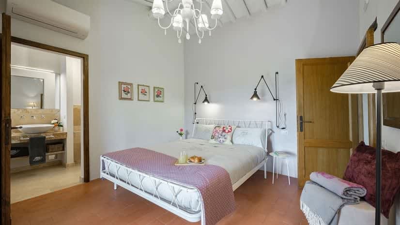 Borgo delle Vigne — a bedroom in mauve and white