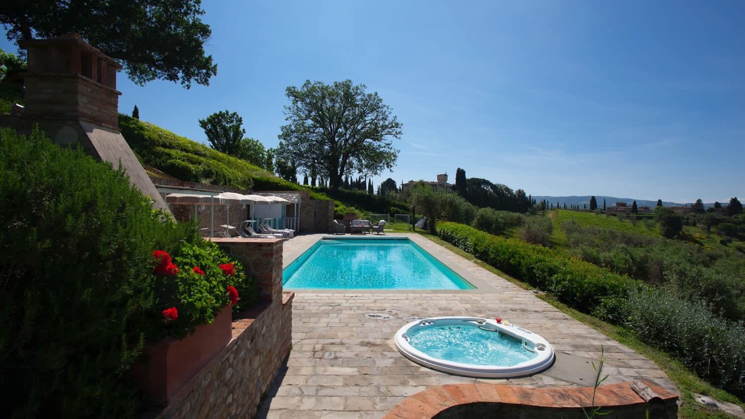 Villa Fornacella — the pool and jacuzzi