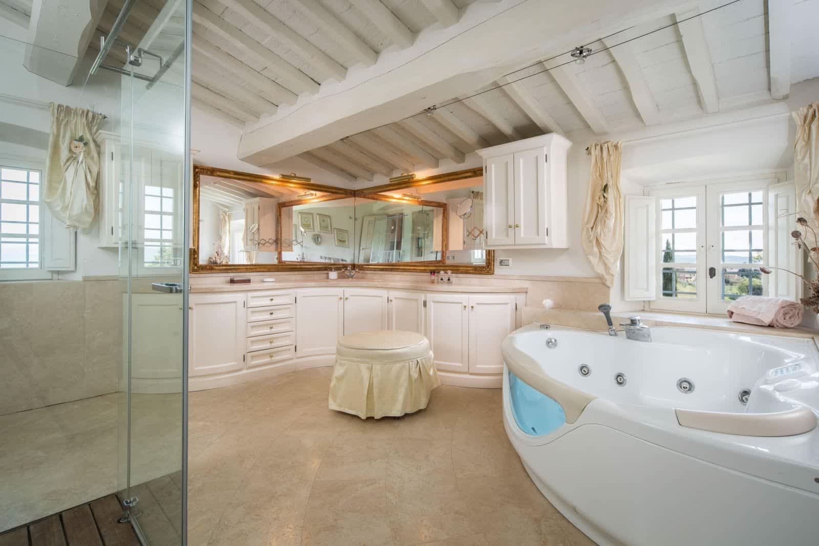 Villa Fornacella — a bathroom with a hot tub