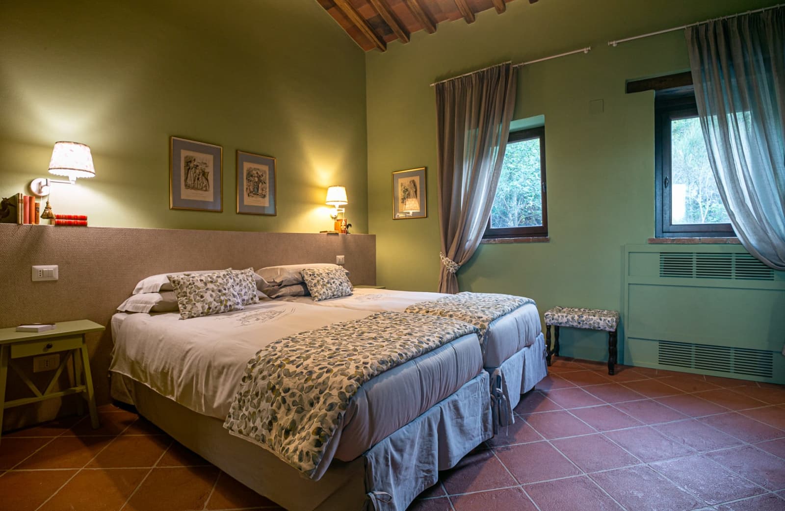 Casa Faraonia — a twin bedroom in green and grey