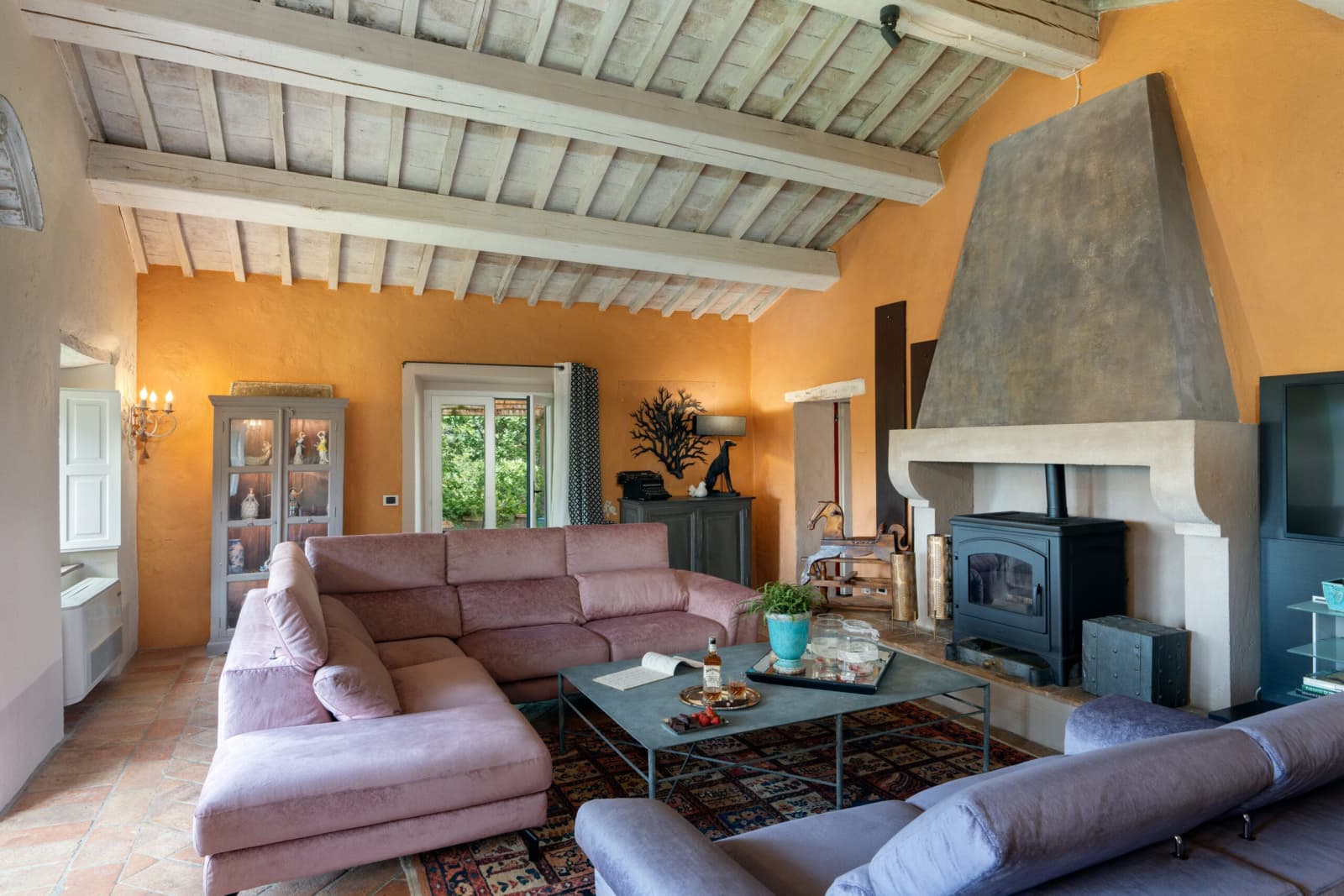 Villa Vetrichina — the living room and fireplace