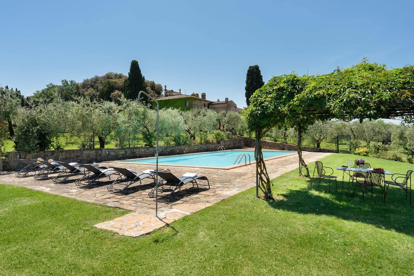 Villa Castellaro — loungers on the lawn beside the pool