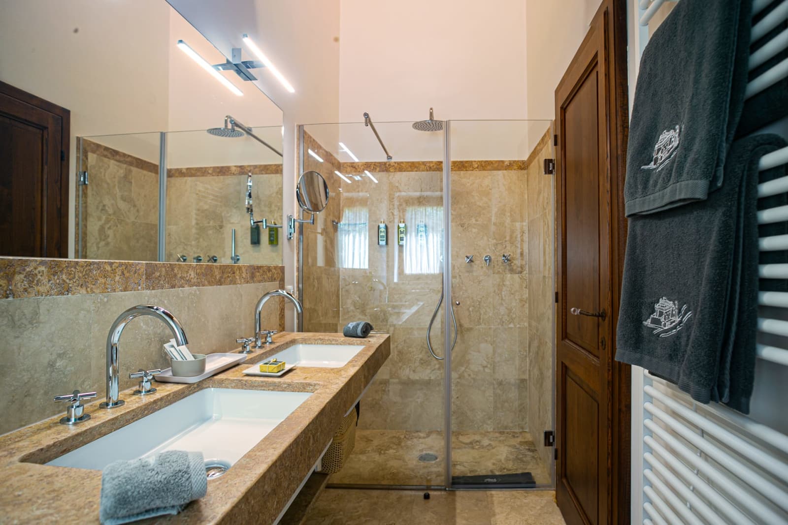 Casa Faraonia — a glass-walled shower room