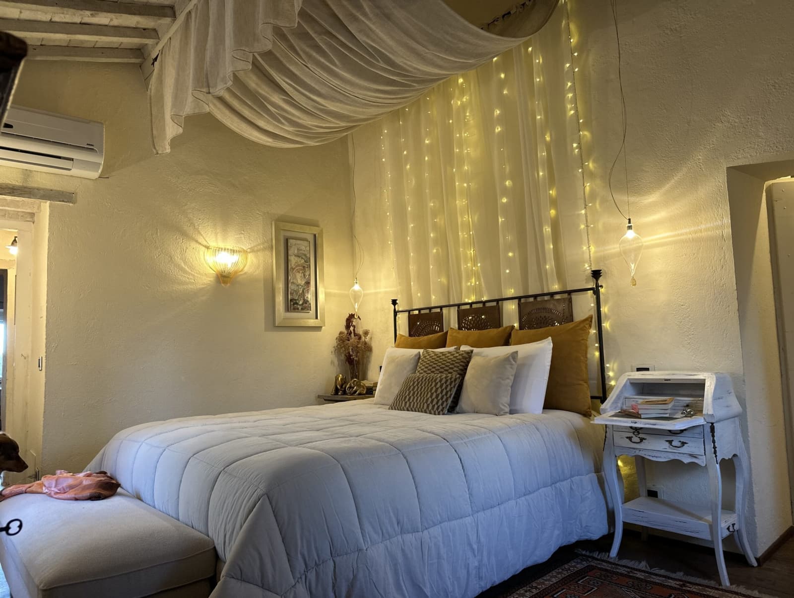 Villa Vetrichina — a bedroom under a draped ceiling
