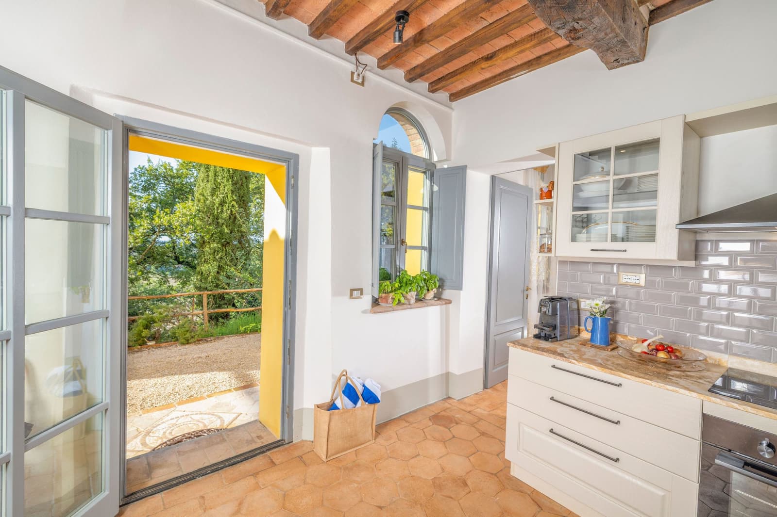 Villa Poggio d'Oro — a kitchen with doors onto the garden