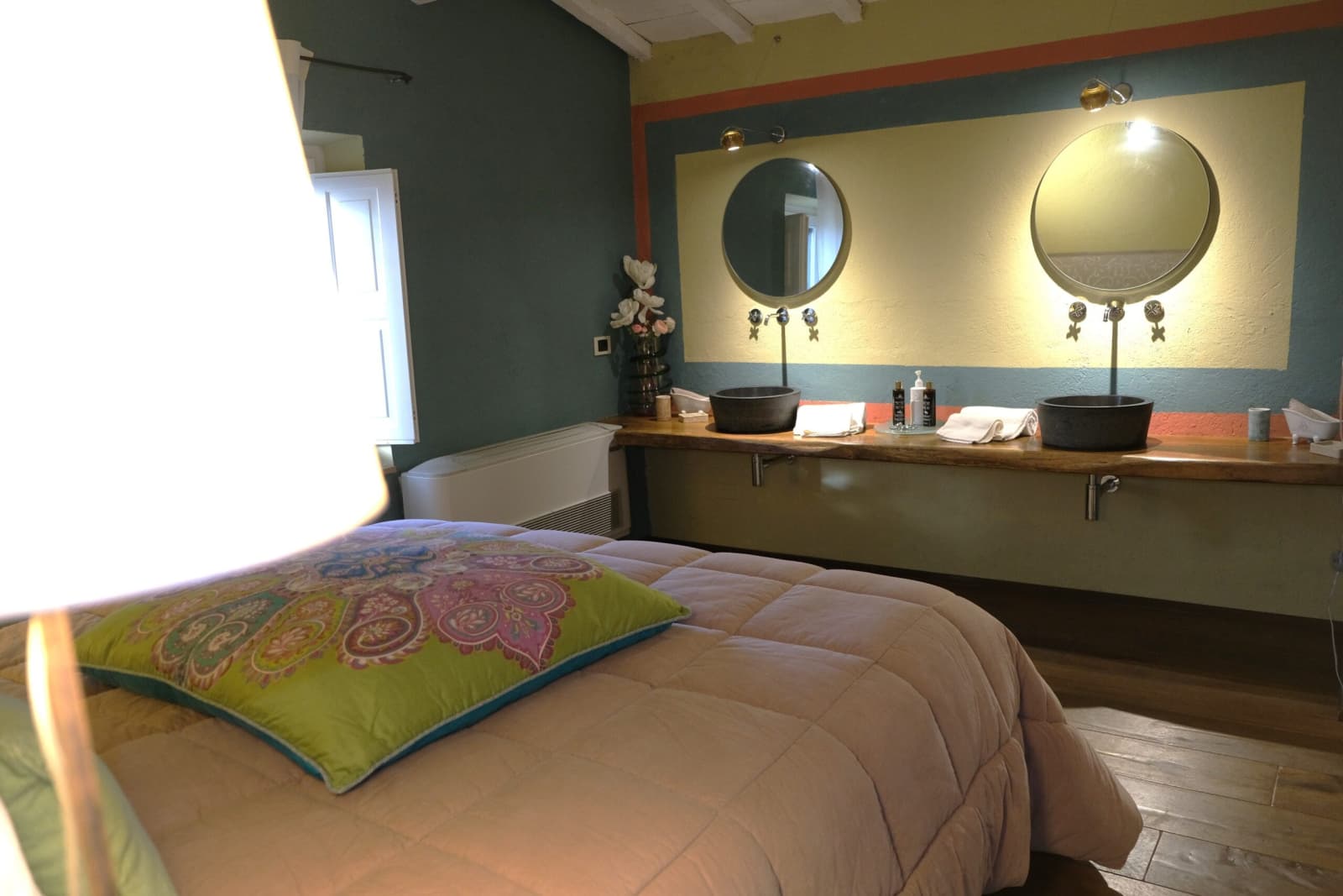 Villa Vetrichina — a bedroom with its own washbasin