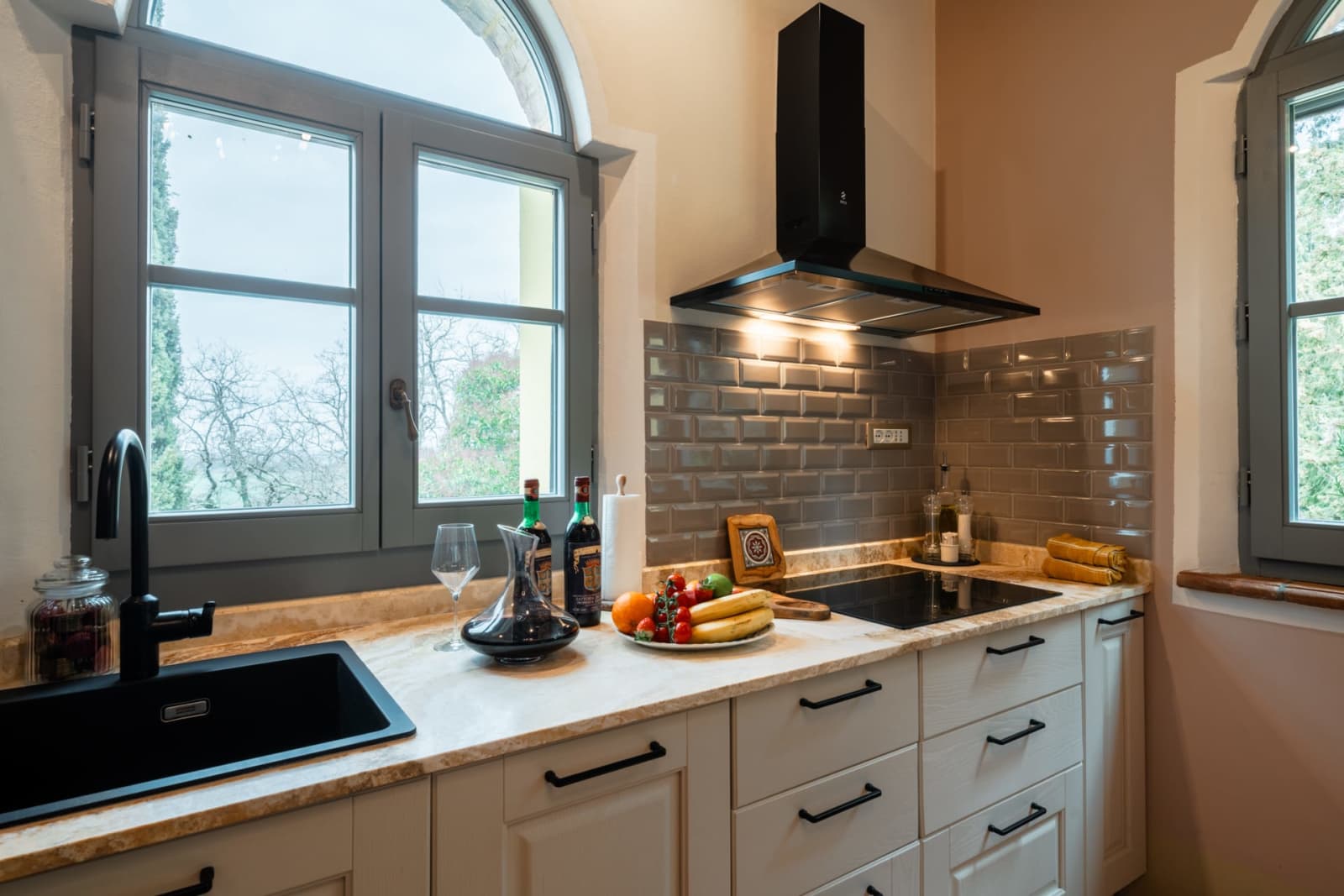Villa Poggio d'Oro — a suite kitchen with an arched window