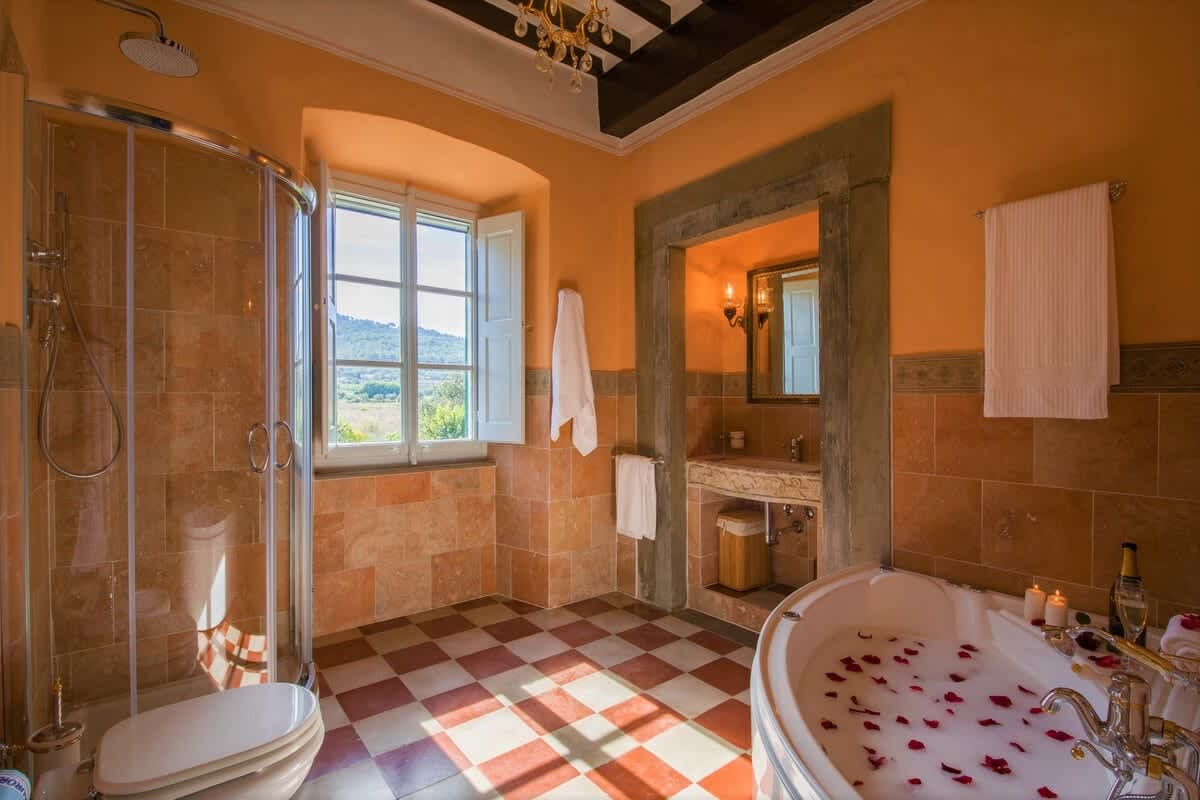 Villa della Cappella — an en-suite bathroom with colourful mosaic tiling