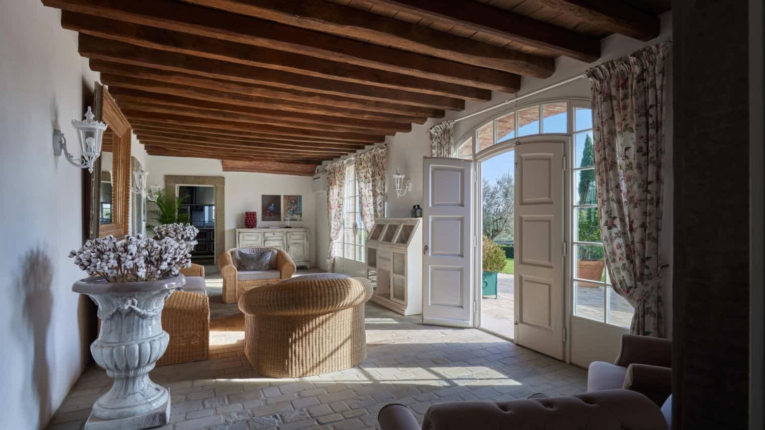 Villa Fornacella — the entrance hall