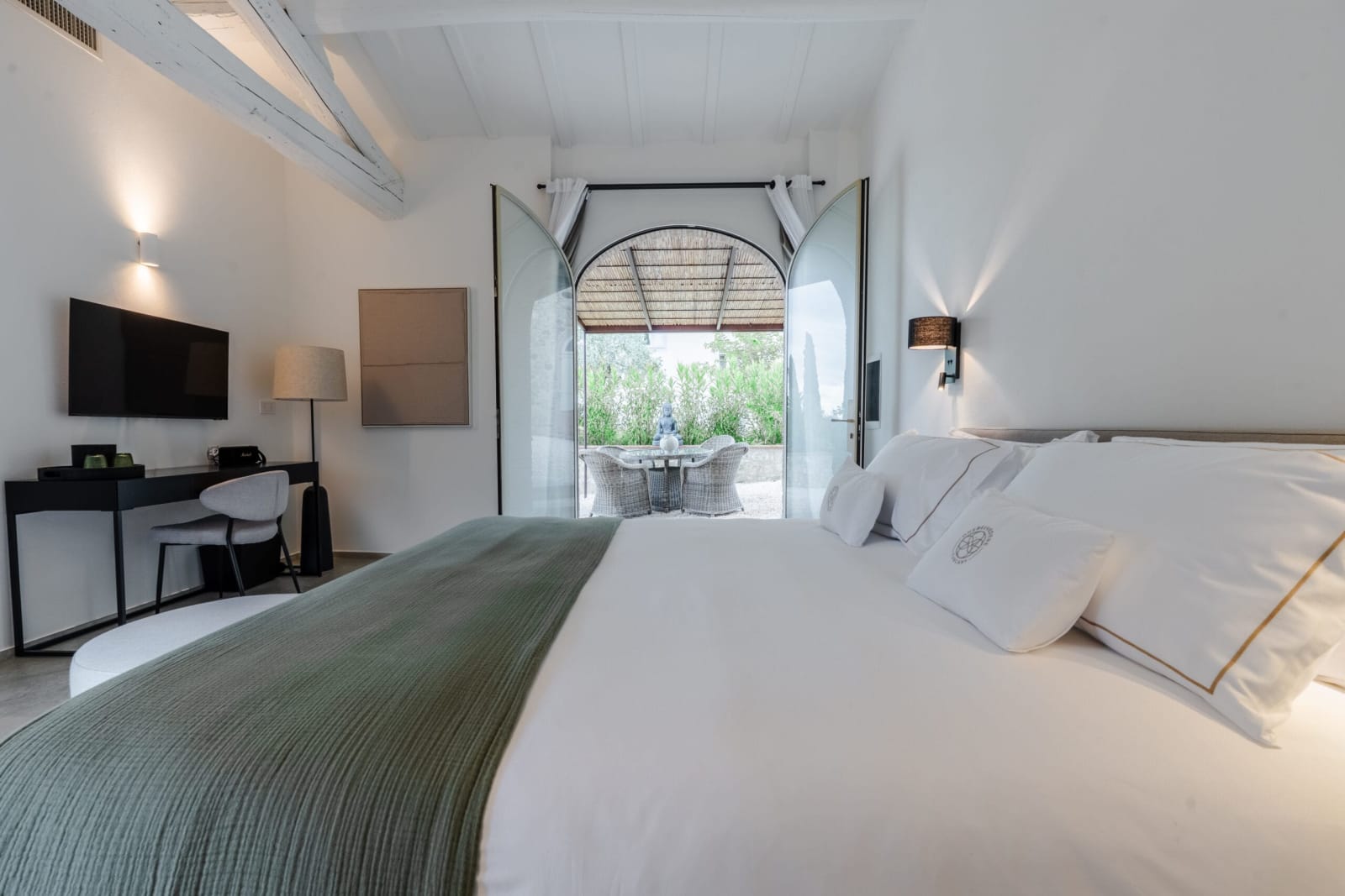 Tenuta Belvedere Estate: Tenuta Belvedere — Studio Stella's bedroom, opening onto its patio