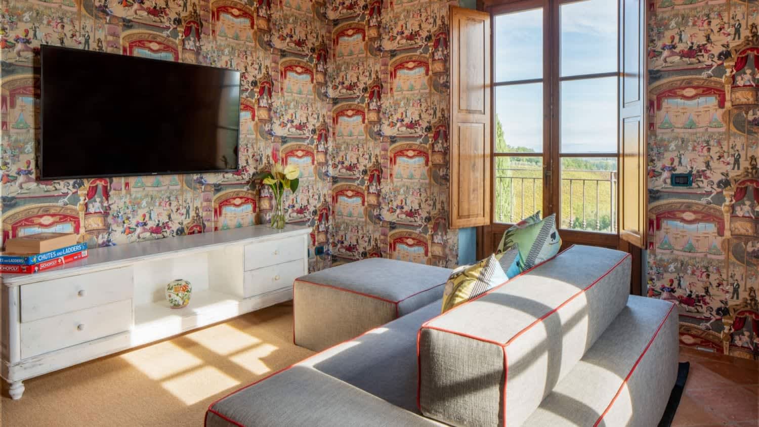 Solare del Chianti — the TV and playroom