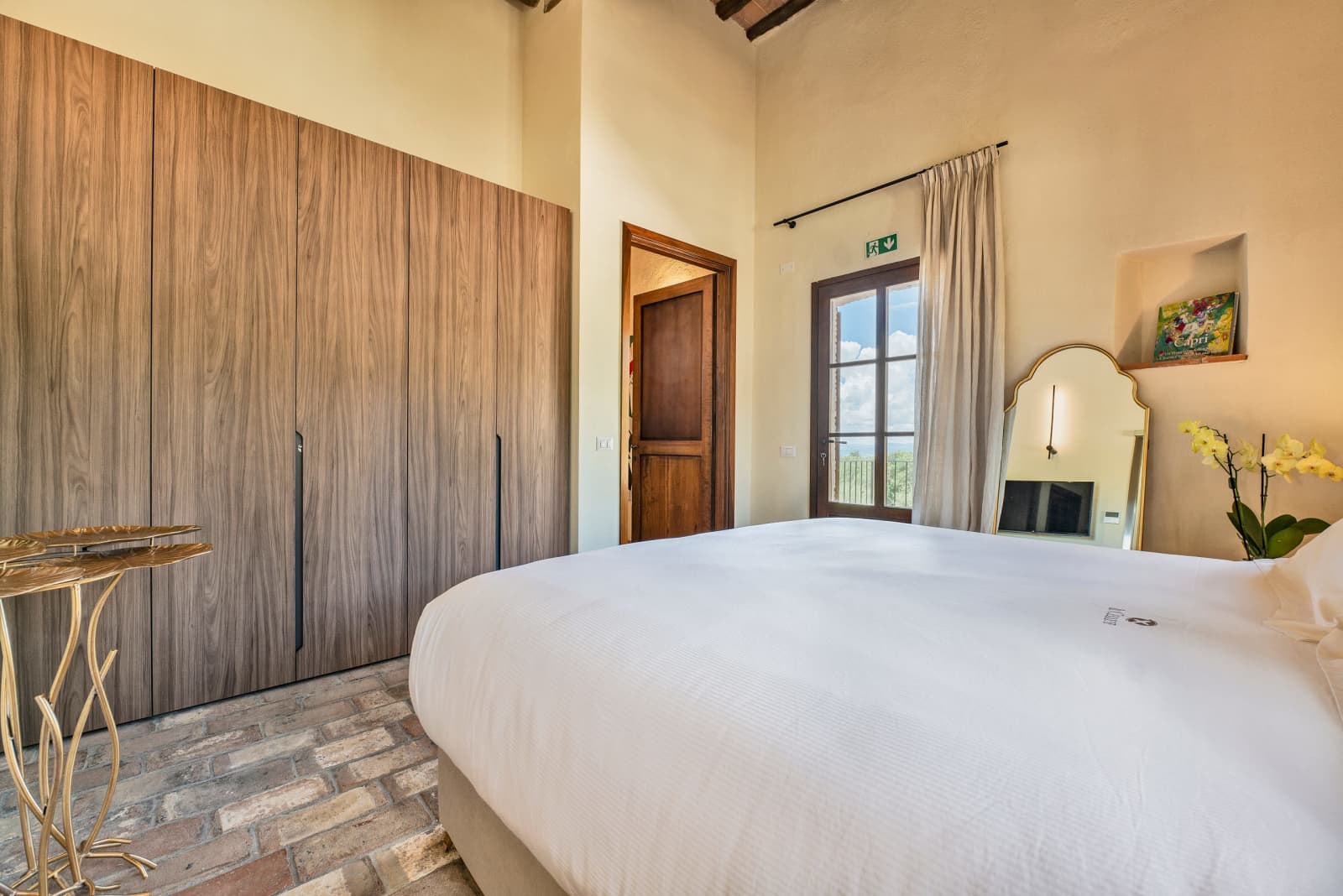 Villa Il Cellese — a bedroom with wardrobe doors