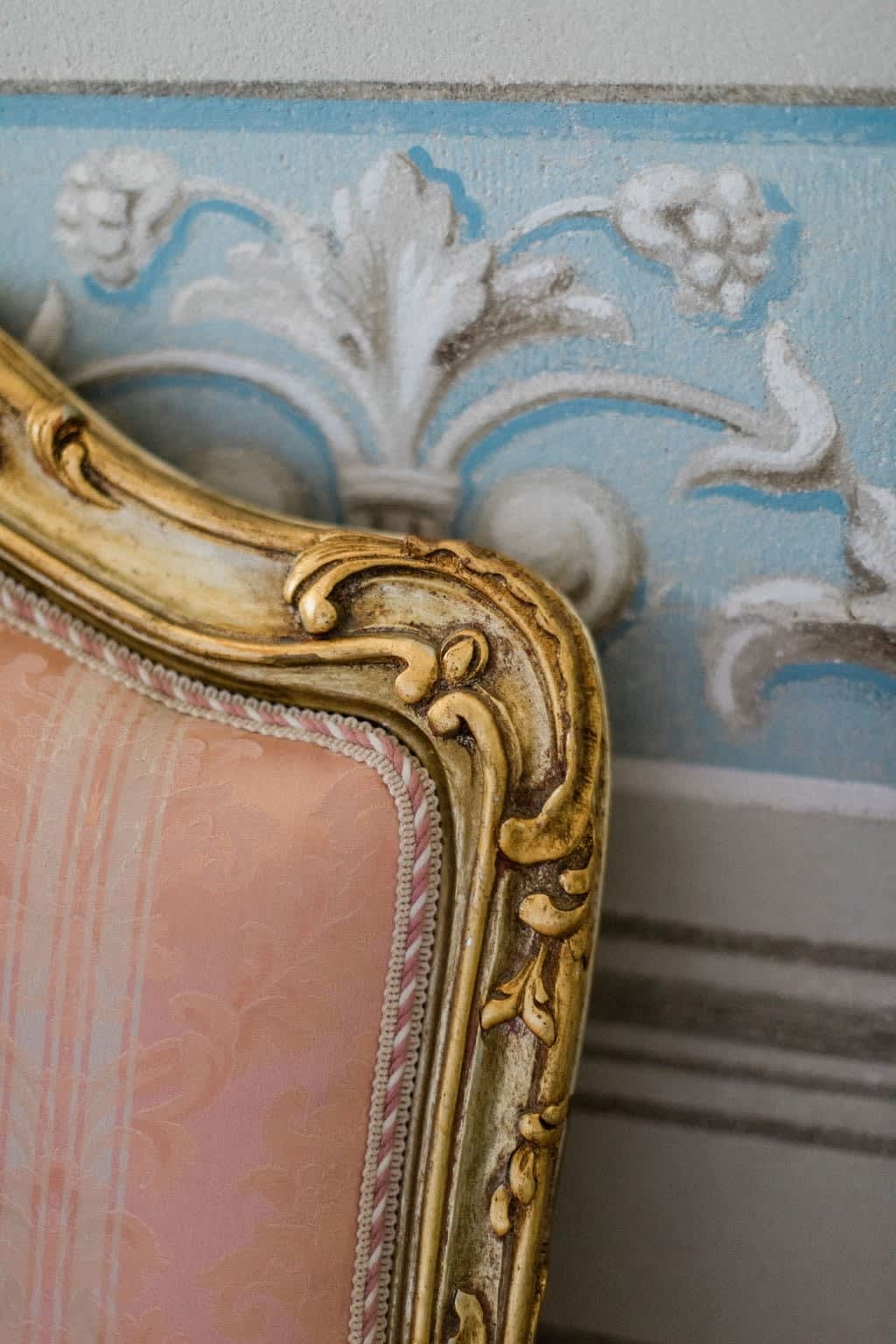 Villa della Cappella — a painted fresco detail on the walls