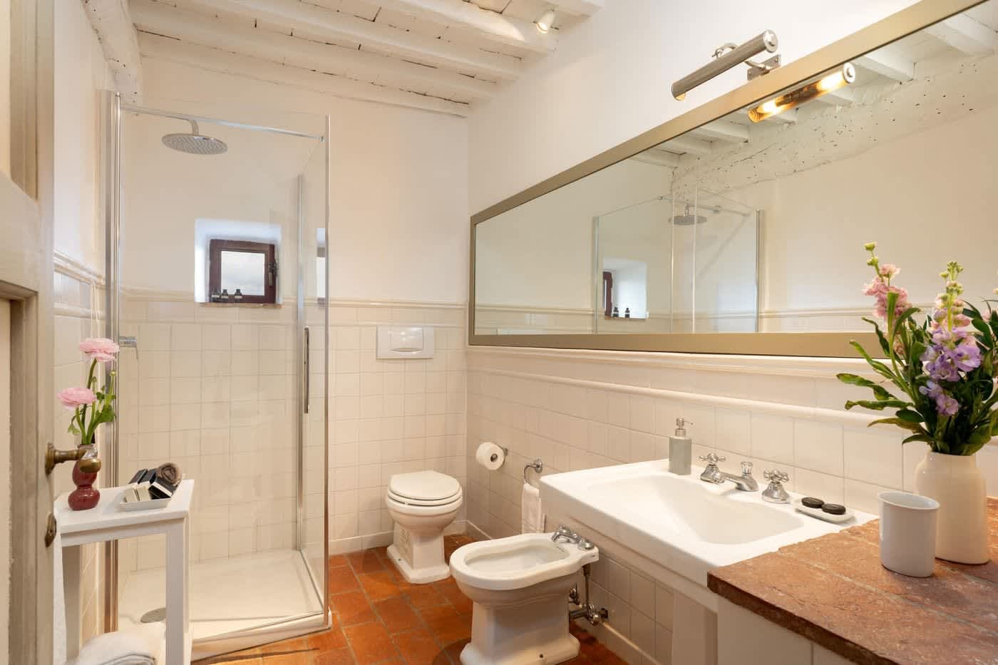 Villa Castellaro — an en-suite bathroom