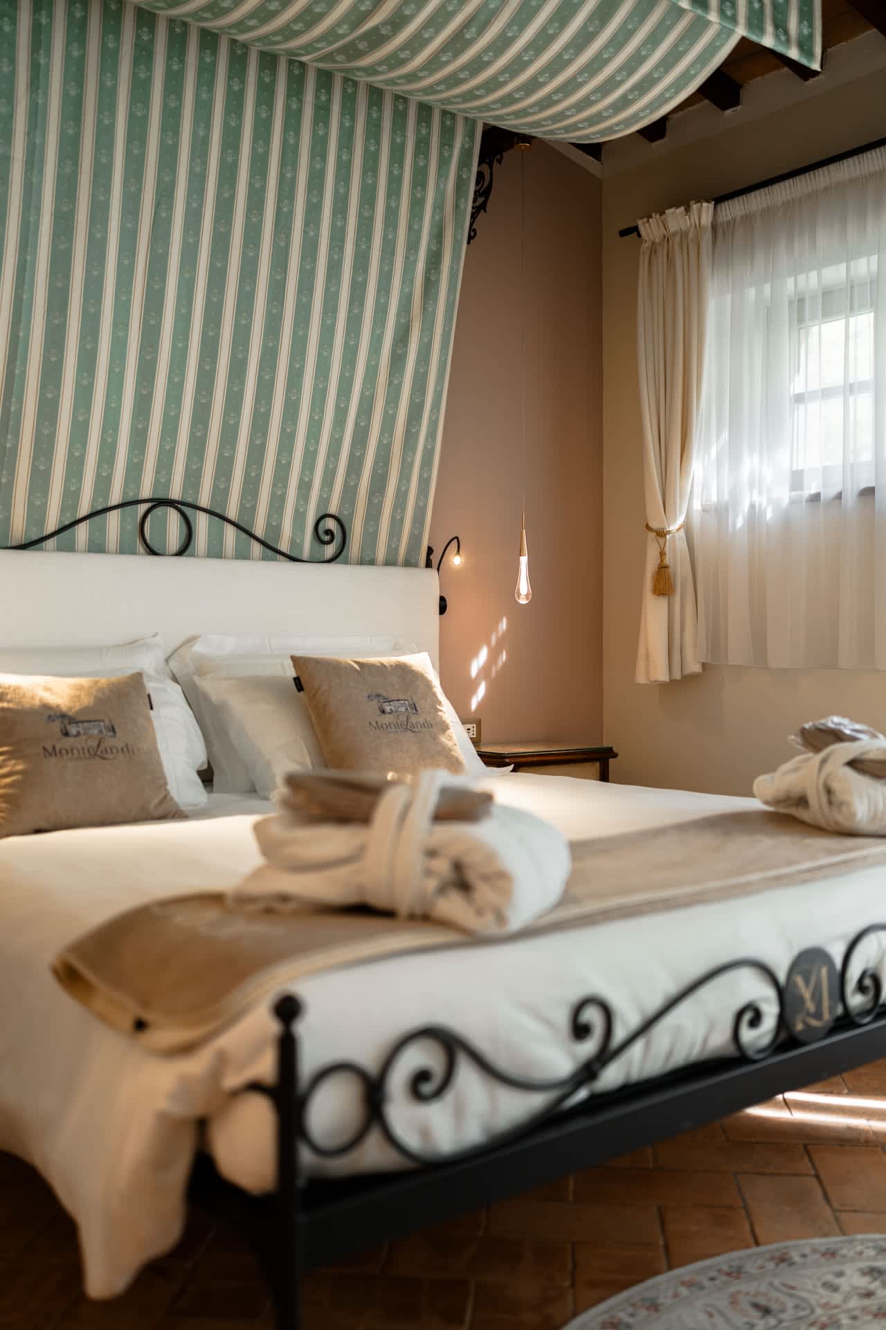 Villa Poggio d'Oro — a bed beneath a striped canopy