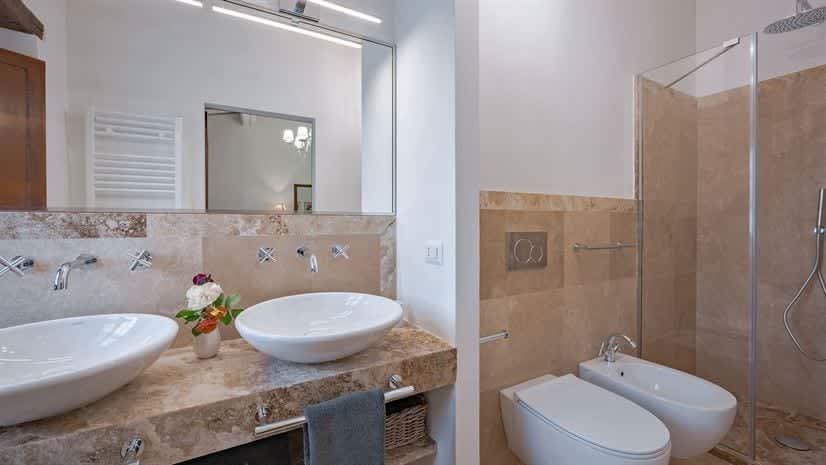 Borgo delle Vigne — a bathroom with double vanity, WC and shower