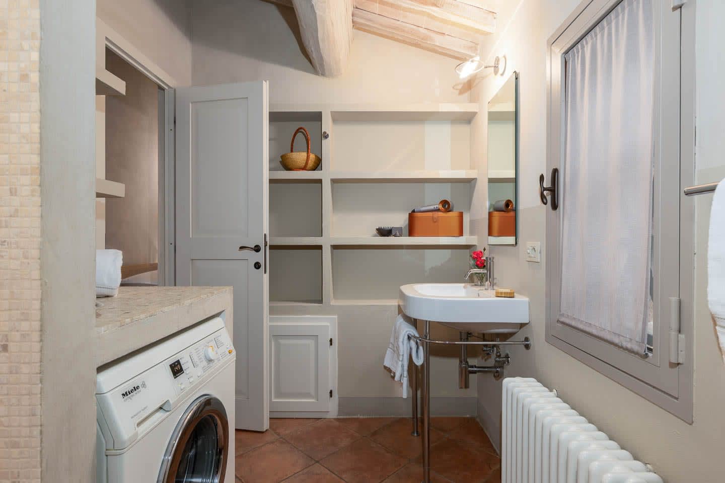Casale Olivaio — shelves in the hall